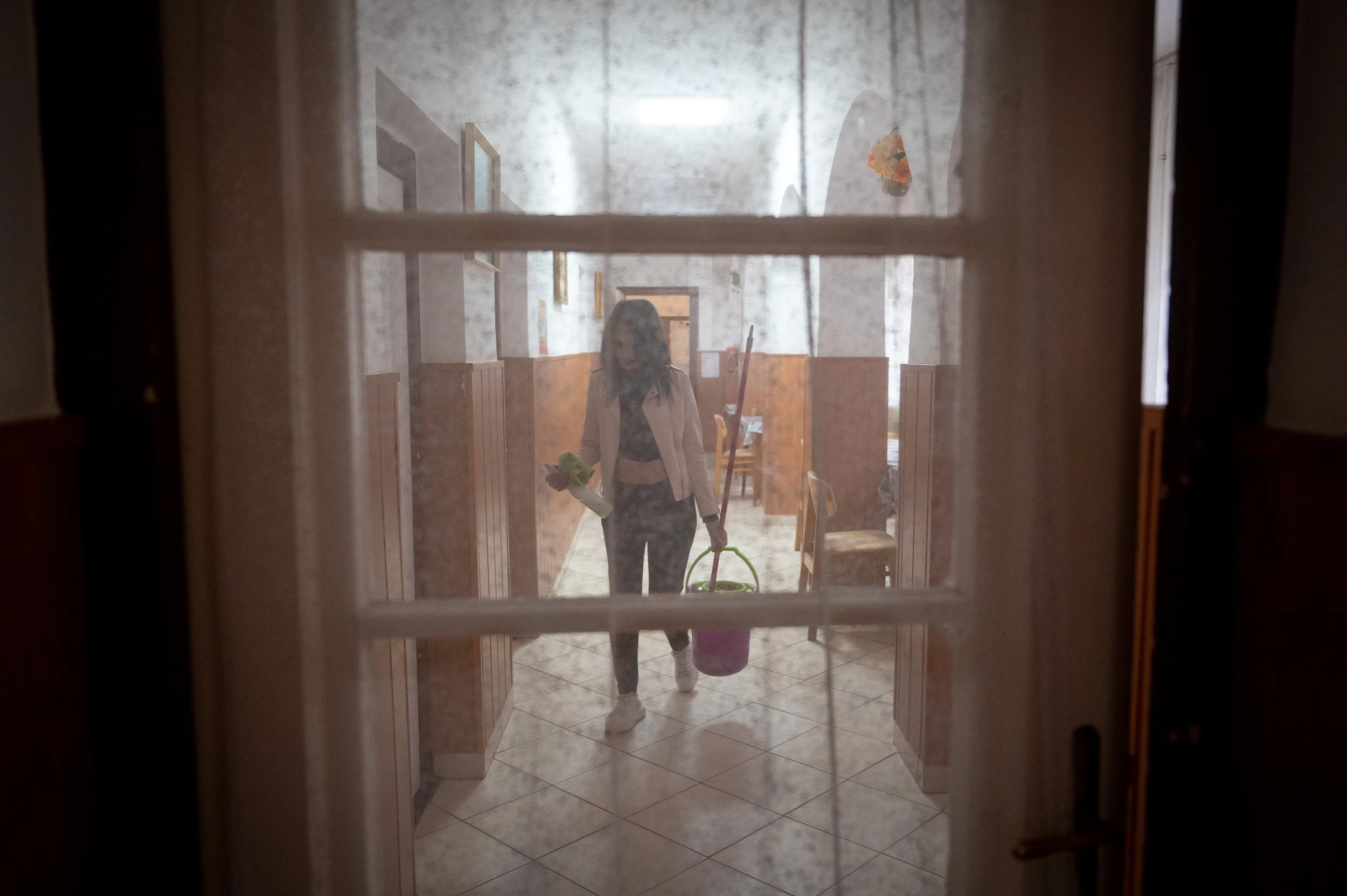  A week before the birth of her child, she is cleaning a boarding house in Recsk. She works 3-4 days a week in nearby hostels with her mother. 