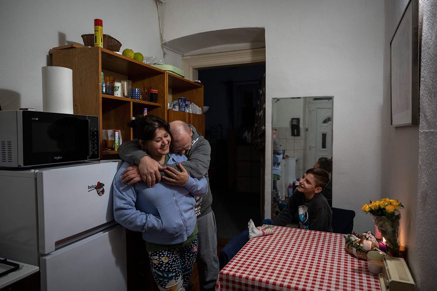 The Pap family lit the second candle on the Advent wreath. Everyone gets home in the evening, and they usually have dinner together. During the day, Mihály works on construction sites in and around Budapest, his wife Jutka cleans private homes, whil