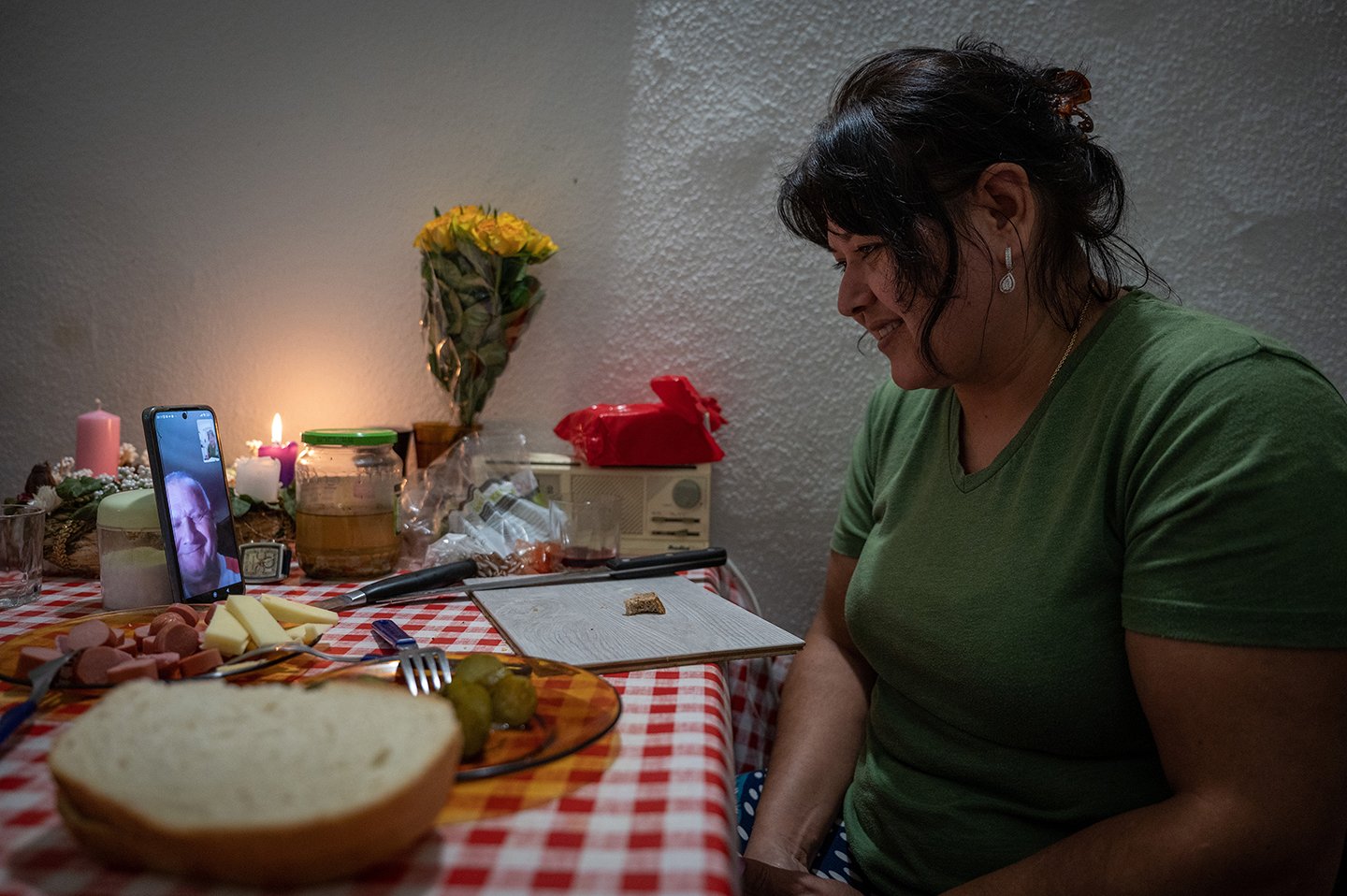 Jutka talks to her father each evening, who is left at home and lives alone in the house in Nagymuzsaly. The video conversation was interrupted by a power cut. In Transcarpathia, power cuts have become a daily occurrence.