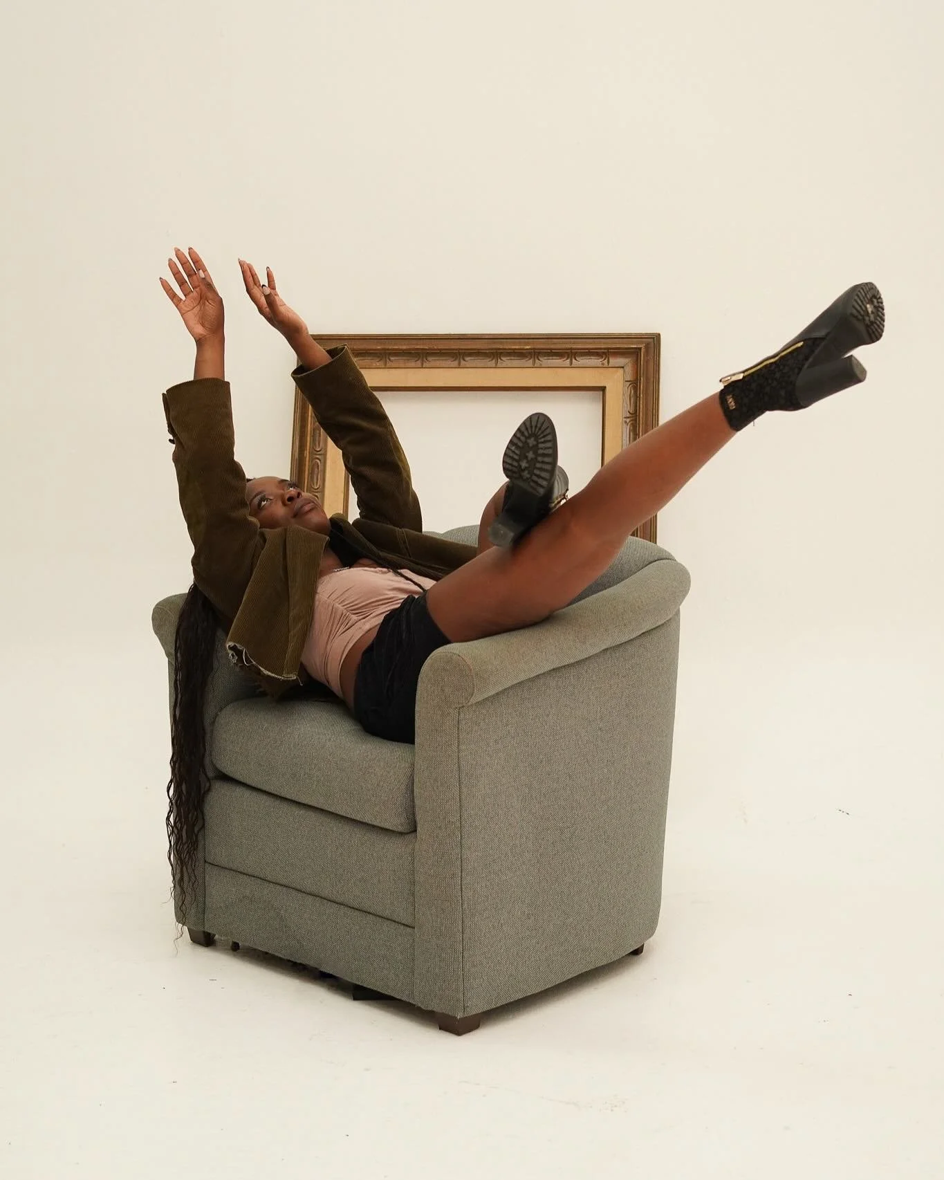 Free-falling with @mrs_royalt 

Organizers: @hartfordfashionweekct @warehouse.860 @klimkoproductions 

Designer: @v_a216 

Model: @mrs_royalt