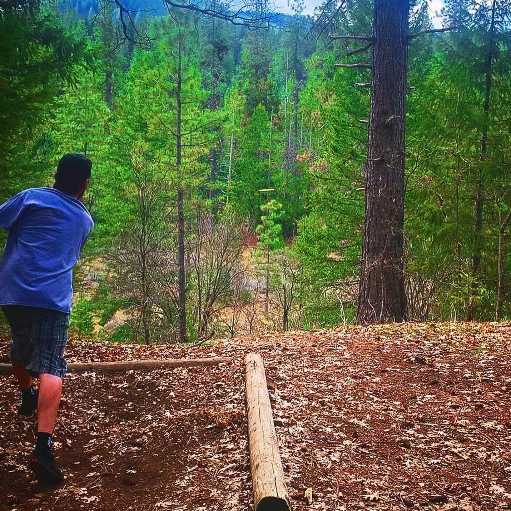 Whether it&rsquo;s sinkin&rsquo; putts or rattlin&rsquo; chains, get out and play on your next Siskiyou adventure! ⛳️ 🥏

📸: @andrewpaisley7 (disc golf)