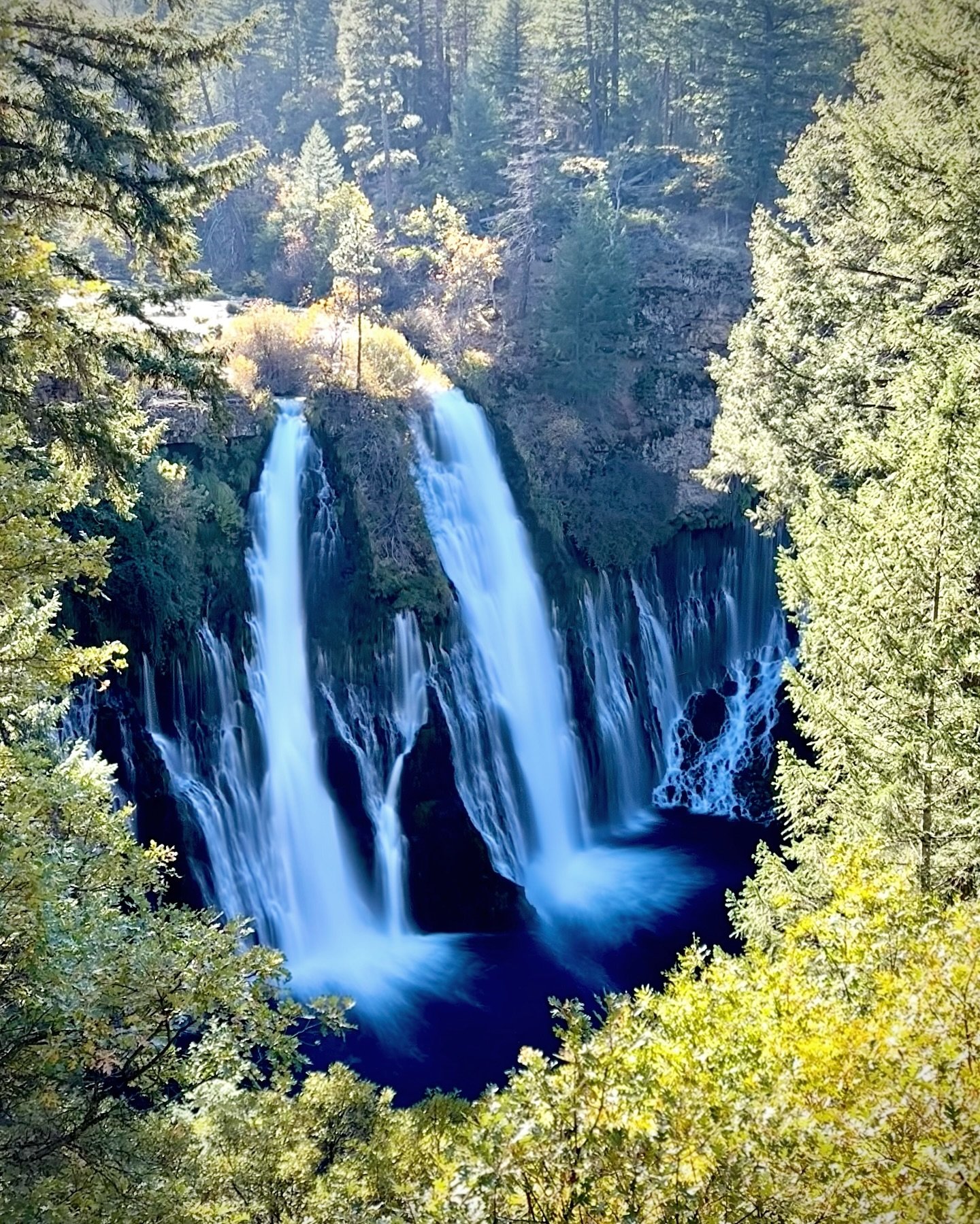 We get asked a lot when's our favorite time to visit Siskiyou. Our answer? Mid-week during fall! You'll enjoy lower lodging rates, fewer crowds, and amazing colors. Book your stay today at www.discoversiskiyou.com

📸: @mykitten5683 

#discoversiskiy