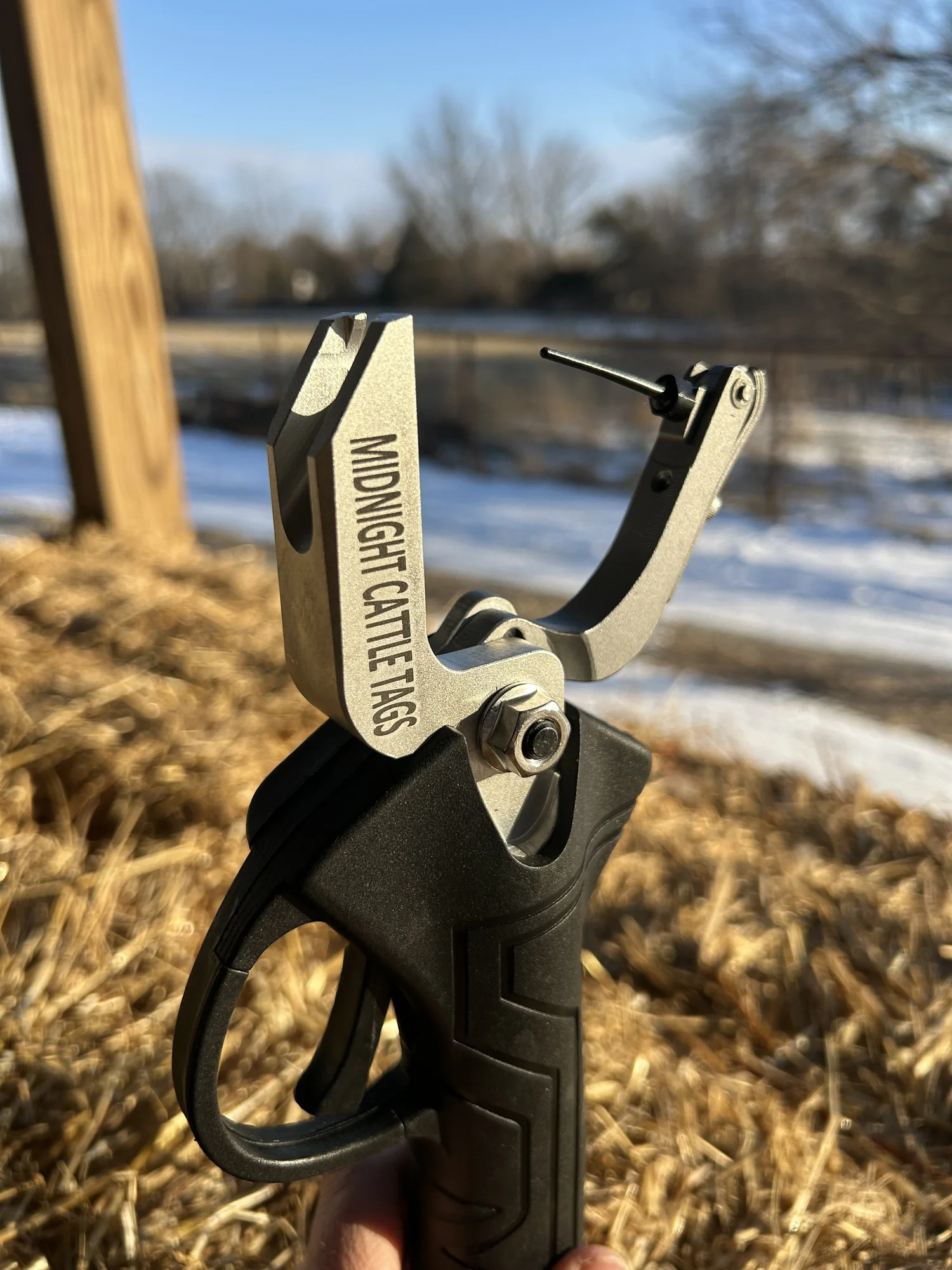 Electric Z-Tag/ A Tag One Piece Tagger — Midnightcattletags.com