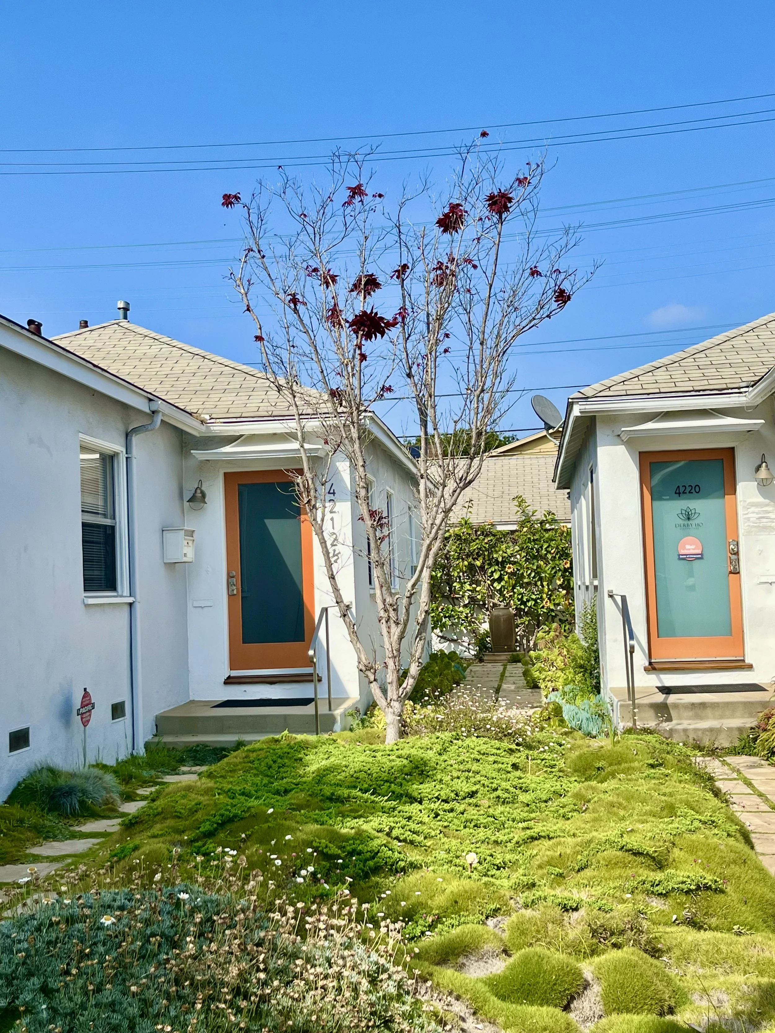 Picture of white bungalow that is home to ArtistServices Therapy in Culver City, Los Angeles.