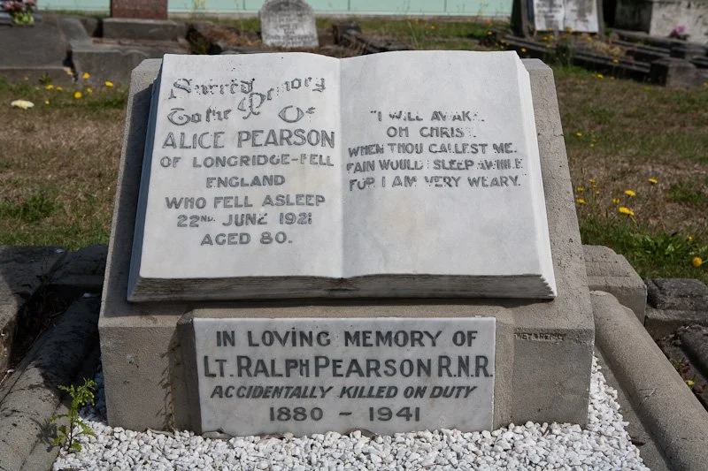 Grave of War veteran Ralph Pearson