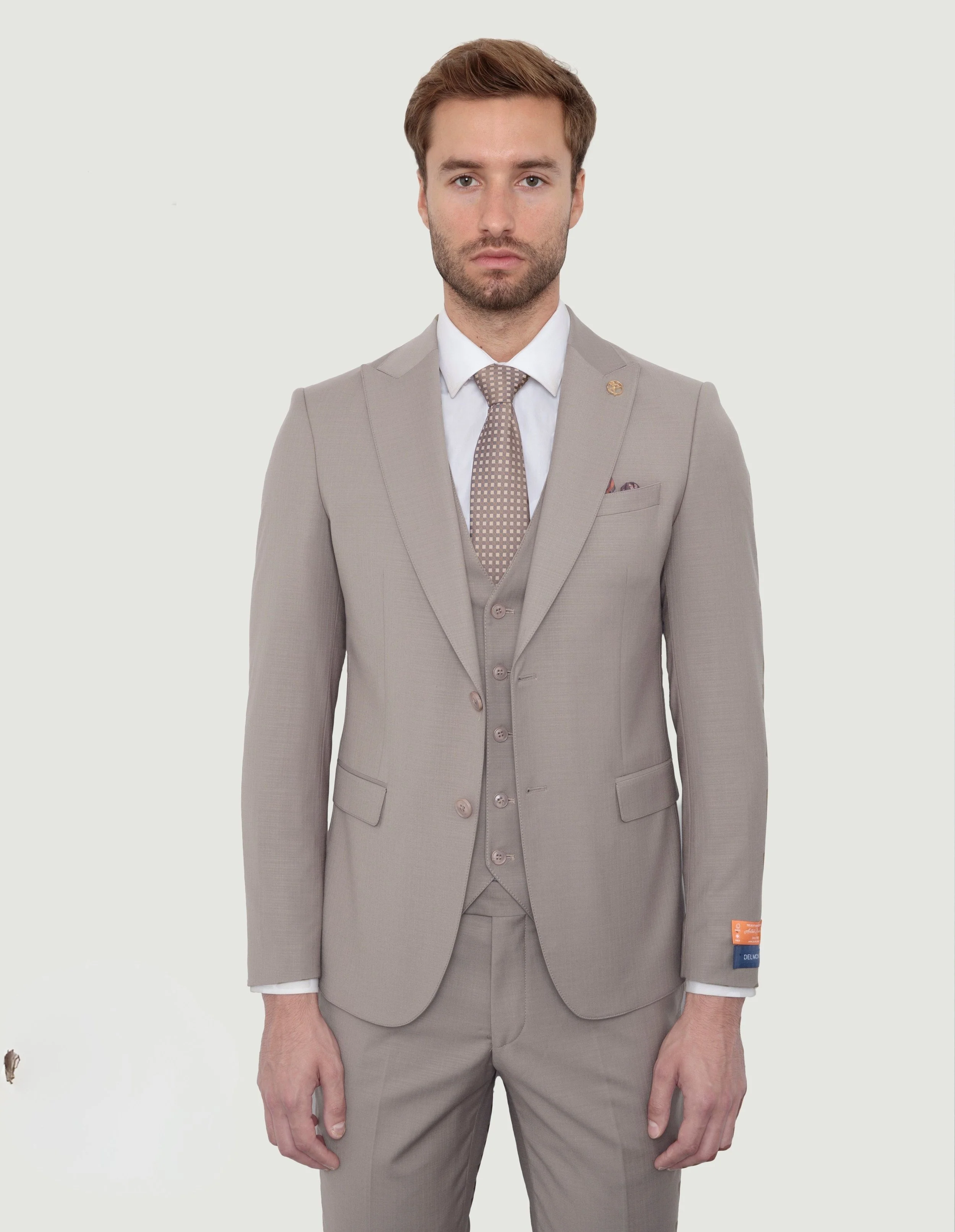 Men's light gray suit with a tie.