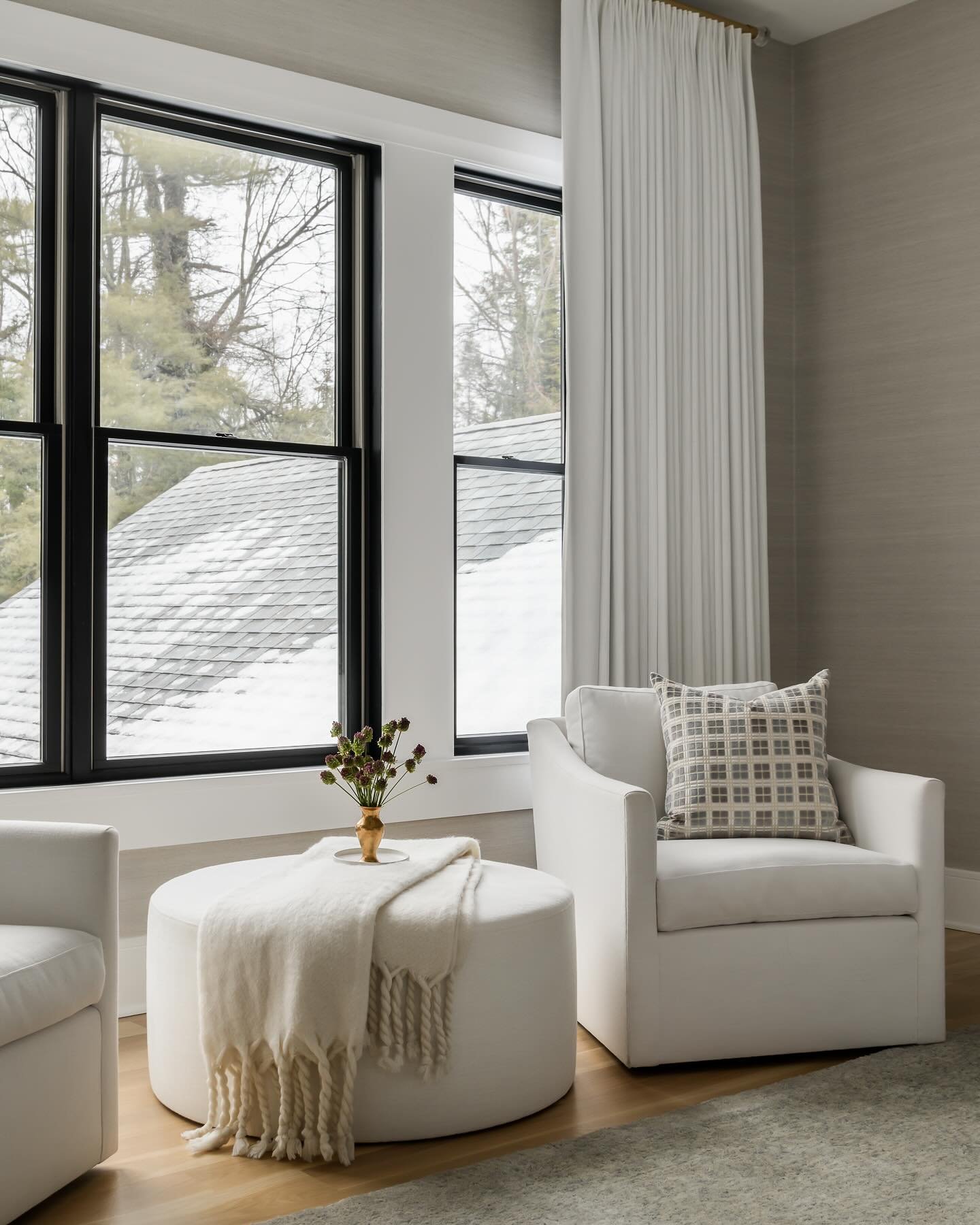 Staying cozy through this cold snap wrapped in soft layers and quiet neutrals. Texture on texture adds depth and elegance in a way that never tries too hard, just warm, calm, and timeless. 🤍 

Design: @kr_interior_design_studio 
Builder/Architect: @