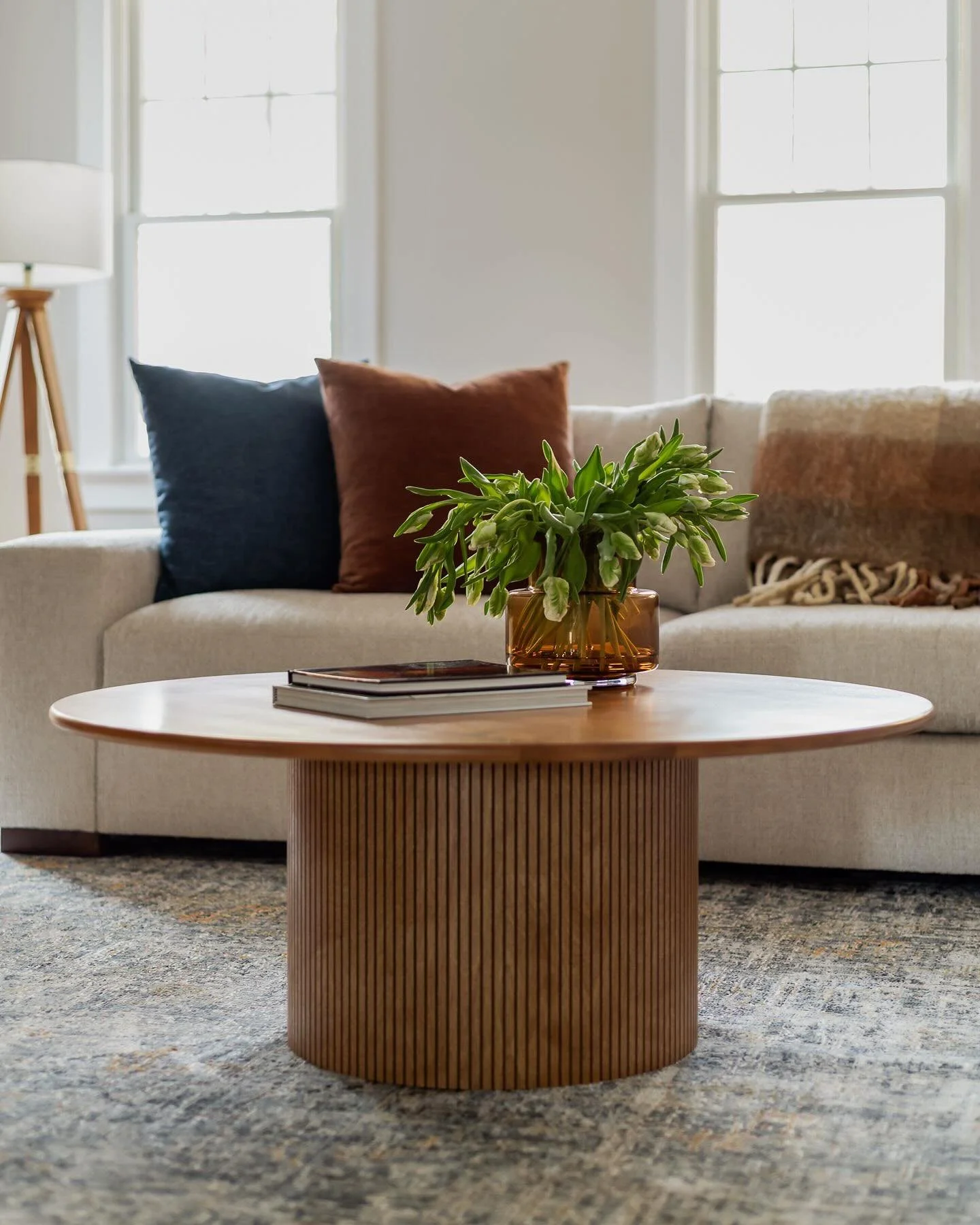 Cozy season is officially here 🤍
As we head into the holidays, there&rsquo;s nothing better than a home that wraps you in warmth the moment you walk in.  Soft textures and earthy tones make this space feel inviting for everything from quiet mornings