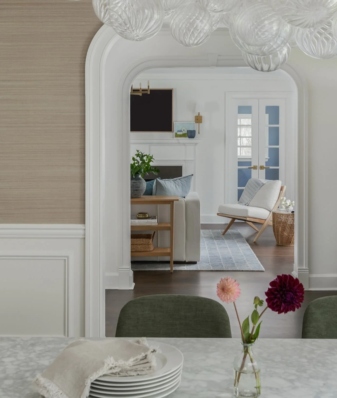 Modern comfort framed by classic lines.  I loved capturing this moment where the grasscloth, the palette, and the architecture all spoke the same language 🤍

design: @kr_interior_design_studio 
photography: @meghanbalcomphotography 
stylist: @jbt_st