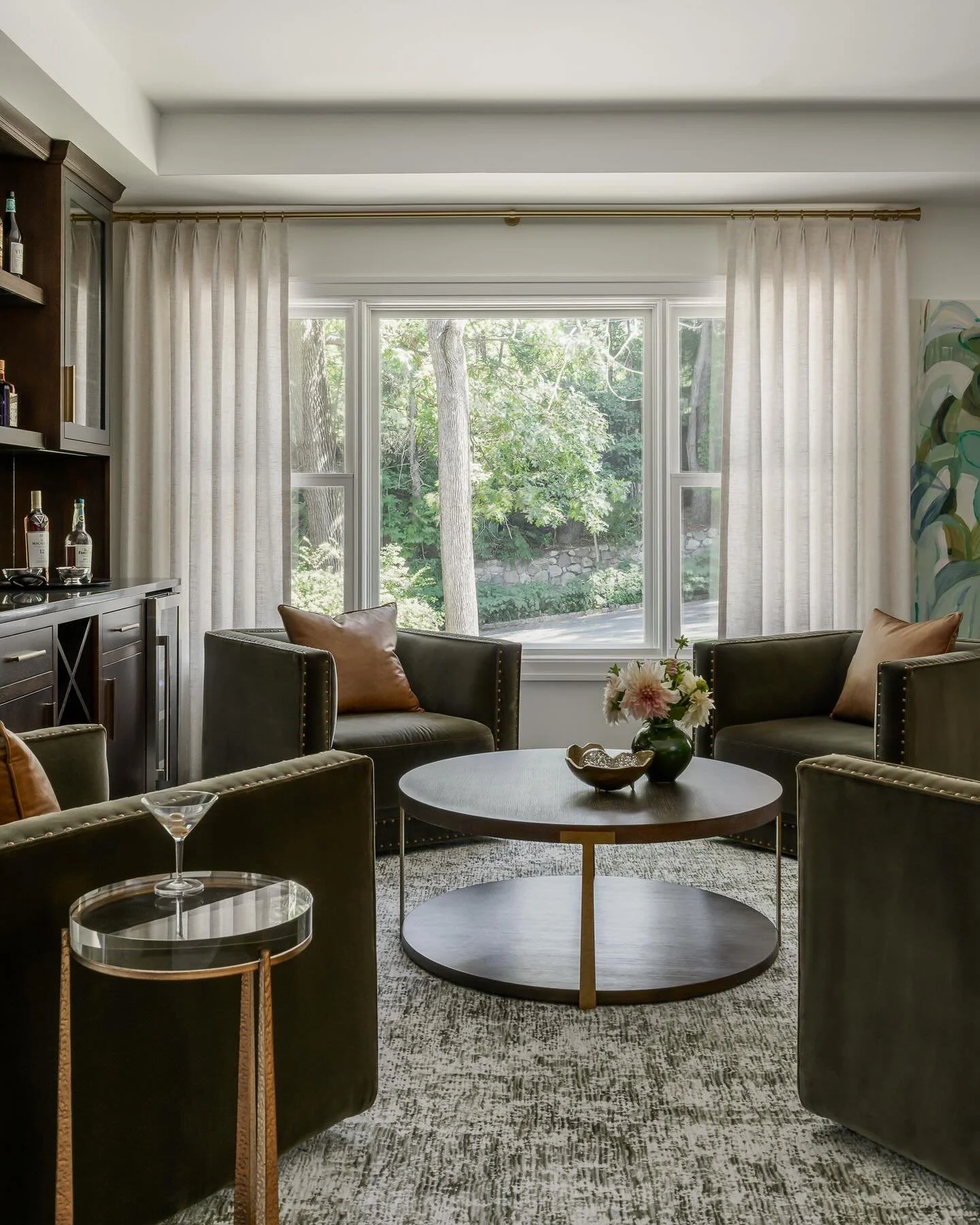 Where refined design meets effortless elegance, an intimate lounge for those who appreciate the art of living well.

Design: @kr_interior_design_studio 
Photography: @meghanbalcomphotography 
Stylist: @jbt_styles