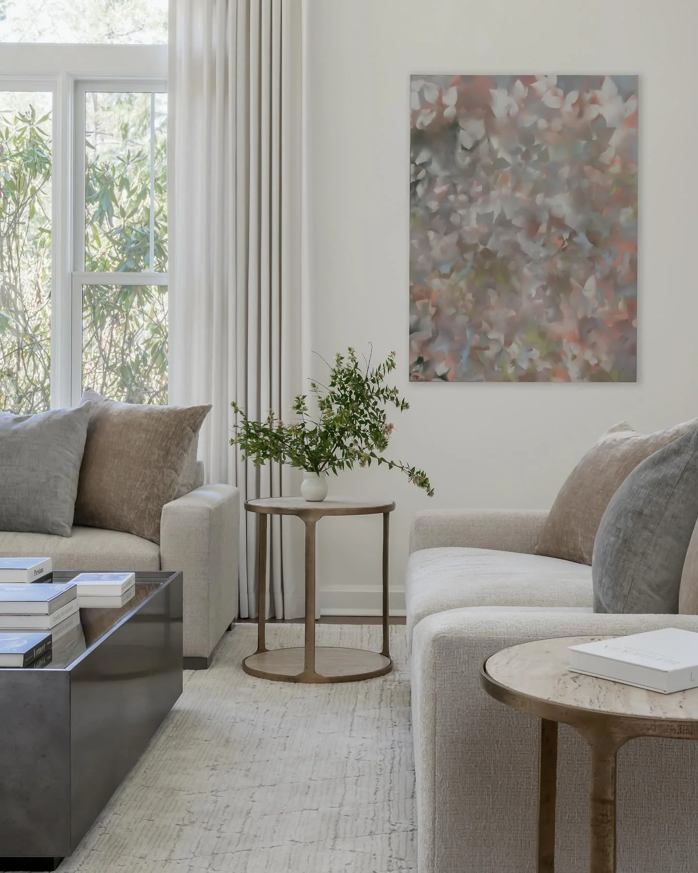 Understated elegance at its finest- tailored furnishings, layered textures, and curated details come together to create a refined living space that feels both timeless and modern. 

Design: @kr_interior_design_studio 
Photography: @meghanbalcomphotog