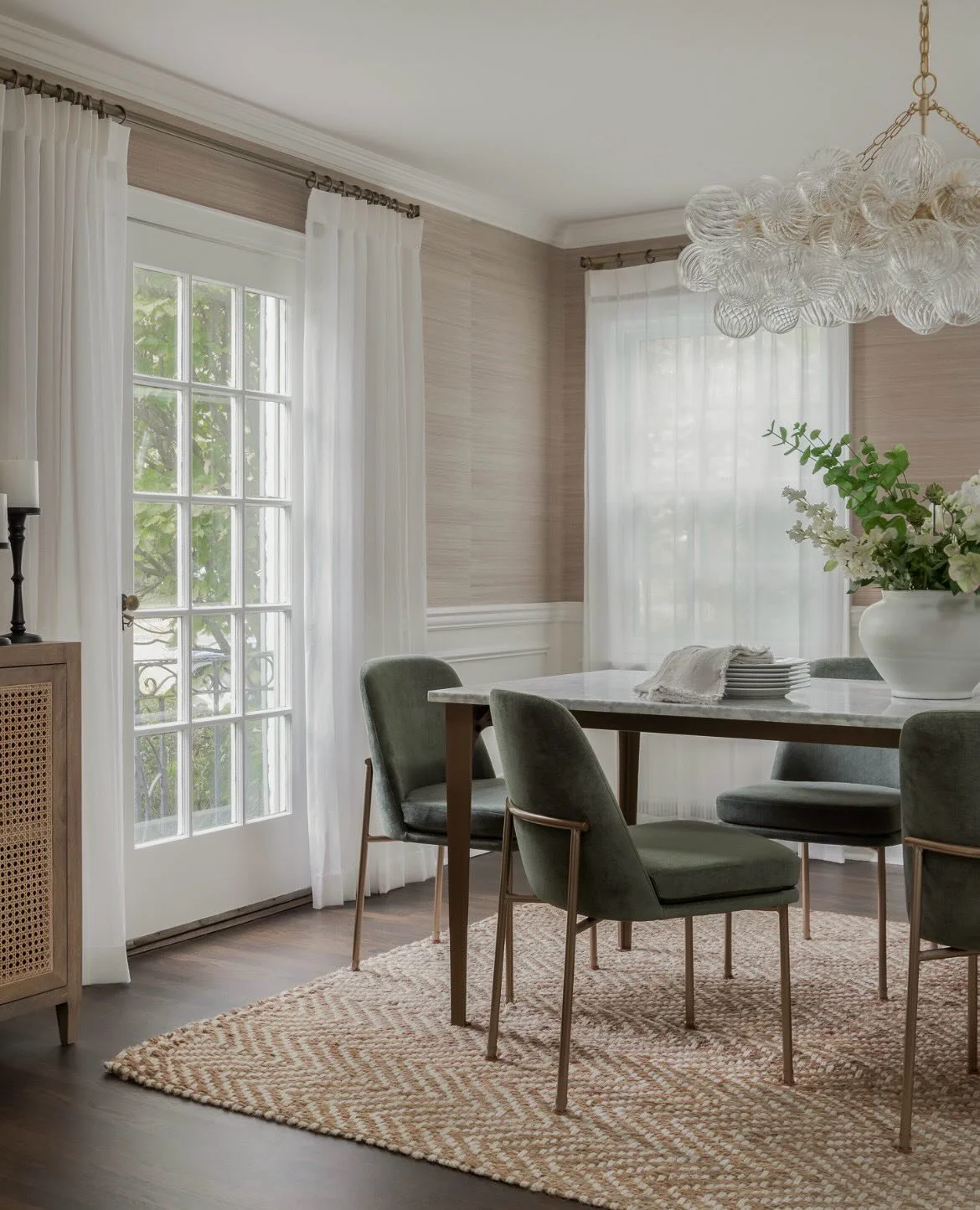 Spring light, soft layers, and a table ready to gather again.  There&rsquo;s something about this time of year&hellip;the air feels lighter, the textures feel fresher, and even the simplest moments at home feel a little more beautiful. 

Interior Des