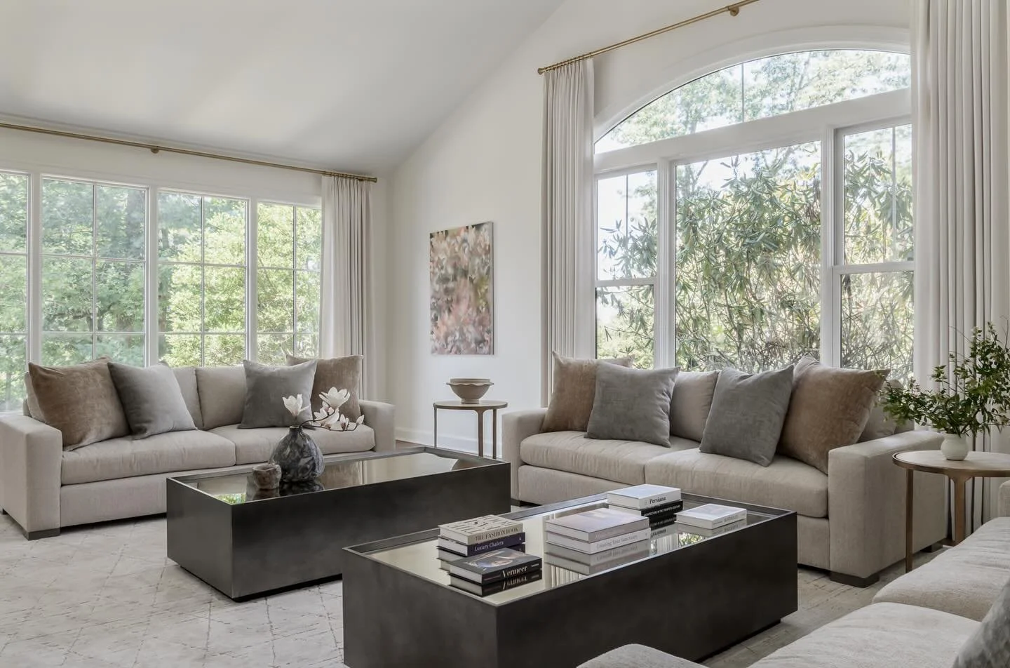 When a room has this much natural light, the design gets to breathe. Paired sofas, a graphic coffee table, and a palette that pulls warmth from the artwork. This living room is proof that restraint is its own kind of luxury.

Design: @kr_interior_des