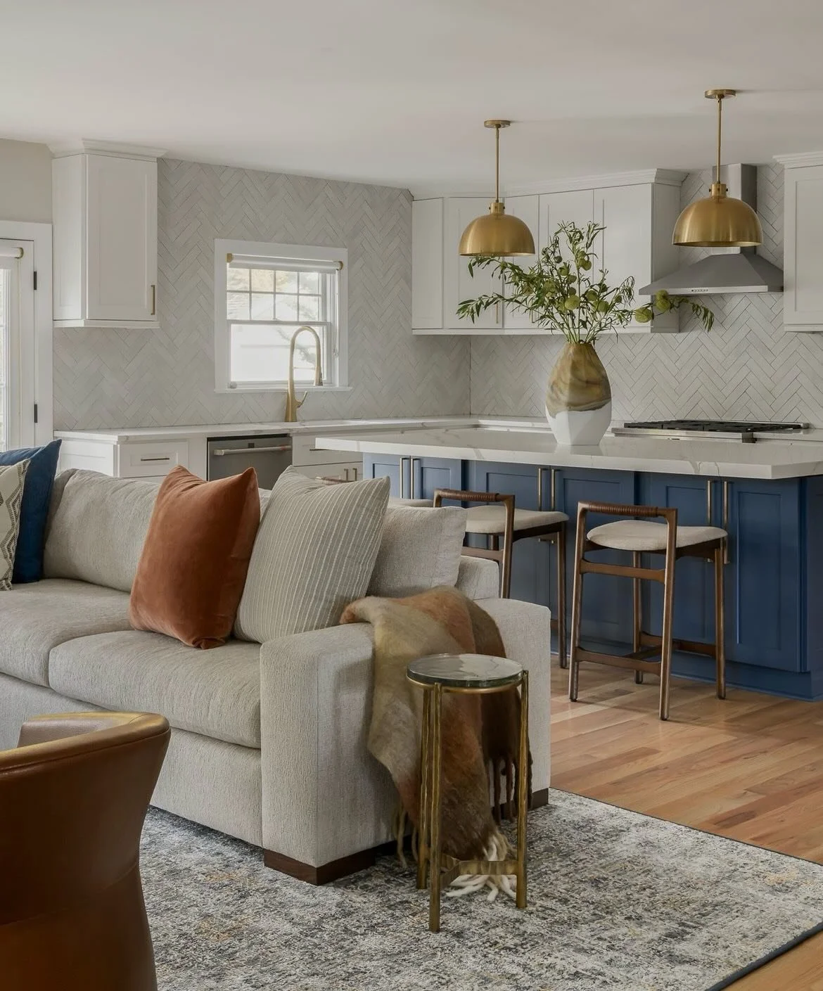 Layering is where this room lives.  Terracotta against navy, a soft stripe, boucl&eacute; and leather, walnut and hammered brass.  Warm white oak underfoot, light catching every surface. 

Nothing loud. Everything belongs.

Design: @kr_interior_desig