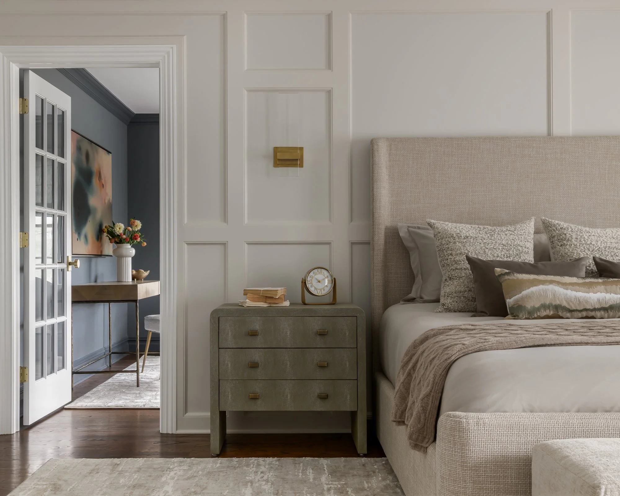 kr-interior-design-bedroom-nightstand-with-clock.jpg