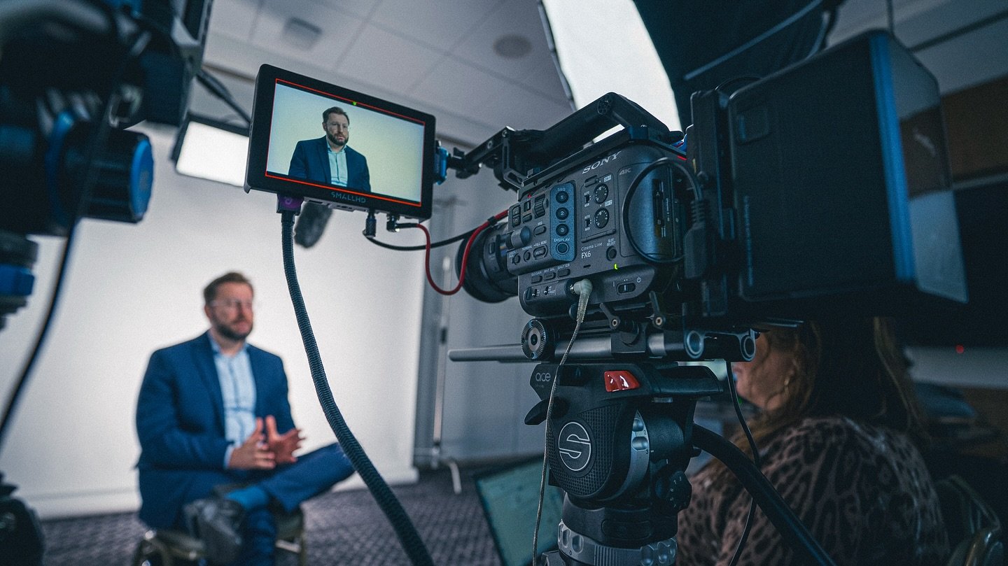 Another interview production in the books with our FX line. Using the FX6 xFX3 combo. Nanlite all around for this lighting, including the amazing Pavoslims on the background. 
&bull;
&bull;
&bull;
#onset #interviewvideo #production #bts #behindthesce