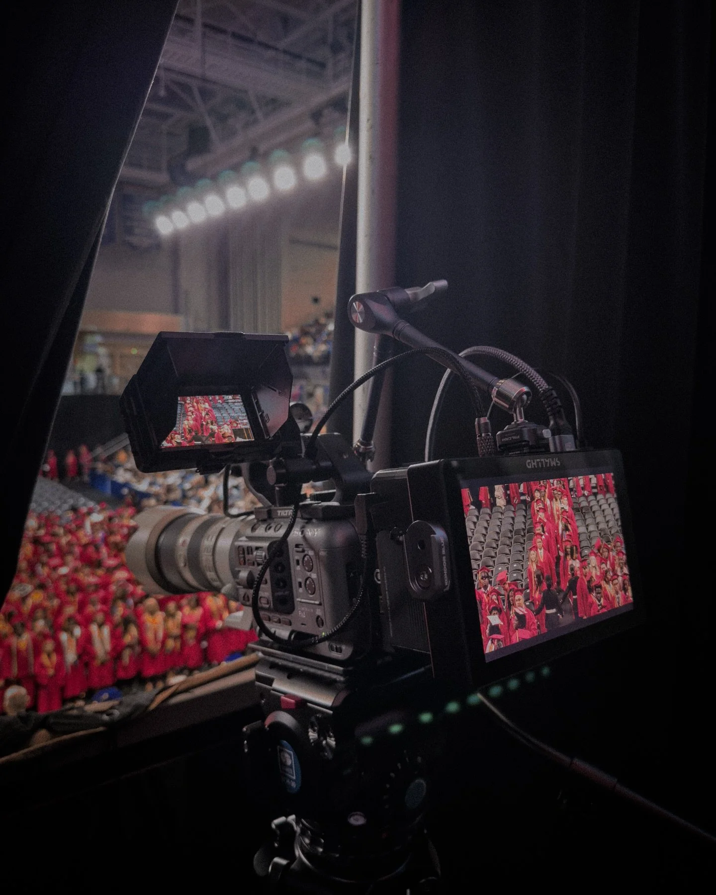 Money shot for processionals. You can see several students in a row as they march out 🎓👨🏽&zwj;🎓
&bull;
🎥 Sony FX6 w/ 70-200mm G Master and 1.5X Teleconverter 
&bull;
&bull;
#graduation #video #livestream #moneyshot #processional #production #son