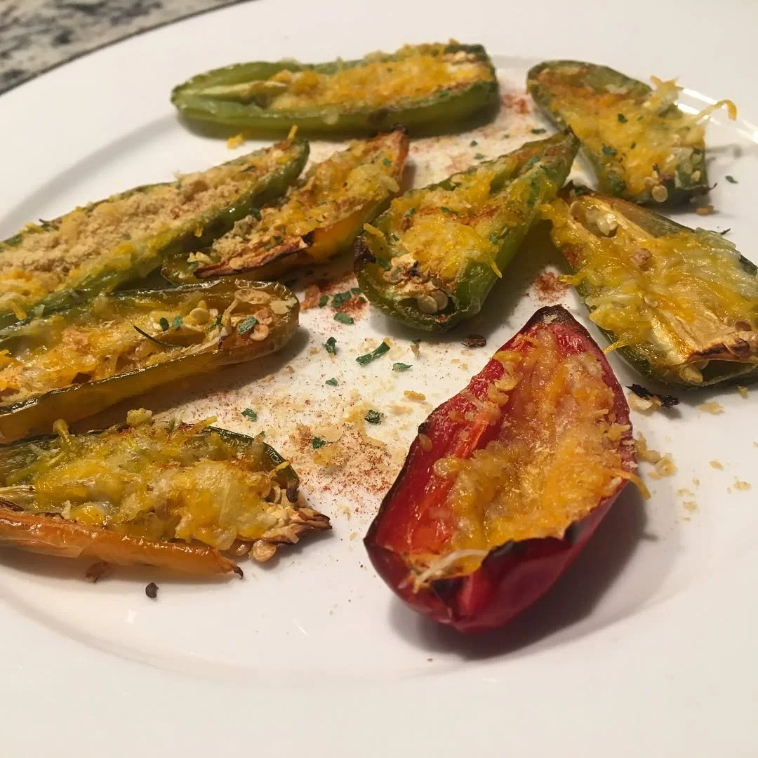 Movie time #snacks 🔺🔻🌶🌶🔺 Baked #peppersandcheese &bull;&bull; Fresno &amp; jalapeño, daiya block shredded, garlic powder, smoked paprika, thyme, parsley, nutritionalyeast, &amp; Himalayan pink salt &bull;&bull; #foodlovers #spicylovers #pepperl