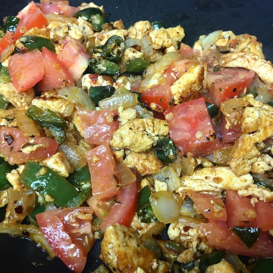 Just another easy mornin&rsquo; #tofuscramble ❤️ #spicylovers #tofulove #jalapenos #veganbreakfast 🔺🔻🔺🔻🔺 #fauxforanimals &bull;&bull;&bull; #DesertHowl