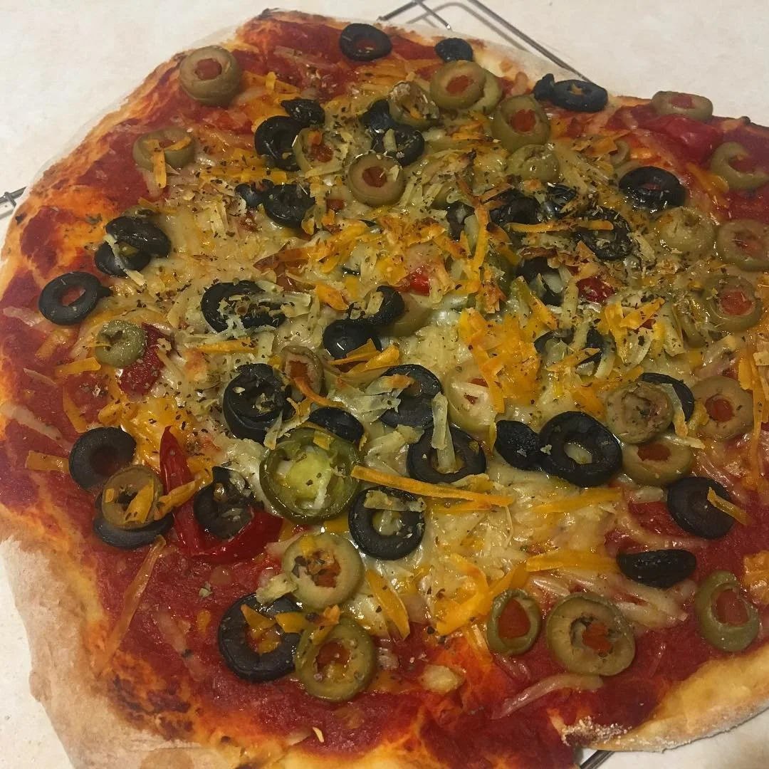 🍕🖤🍕 #HomemadePizza... Made the dough fresh and used those #daiya block cheeses &amp; shredded them. I prefer the block daiya over the pre-shredded if I&rsquo;m going to use it. Sauce: Adobo &amp; tomato sauce blended with spices &amp; roasted red 
