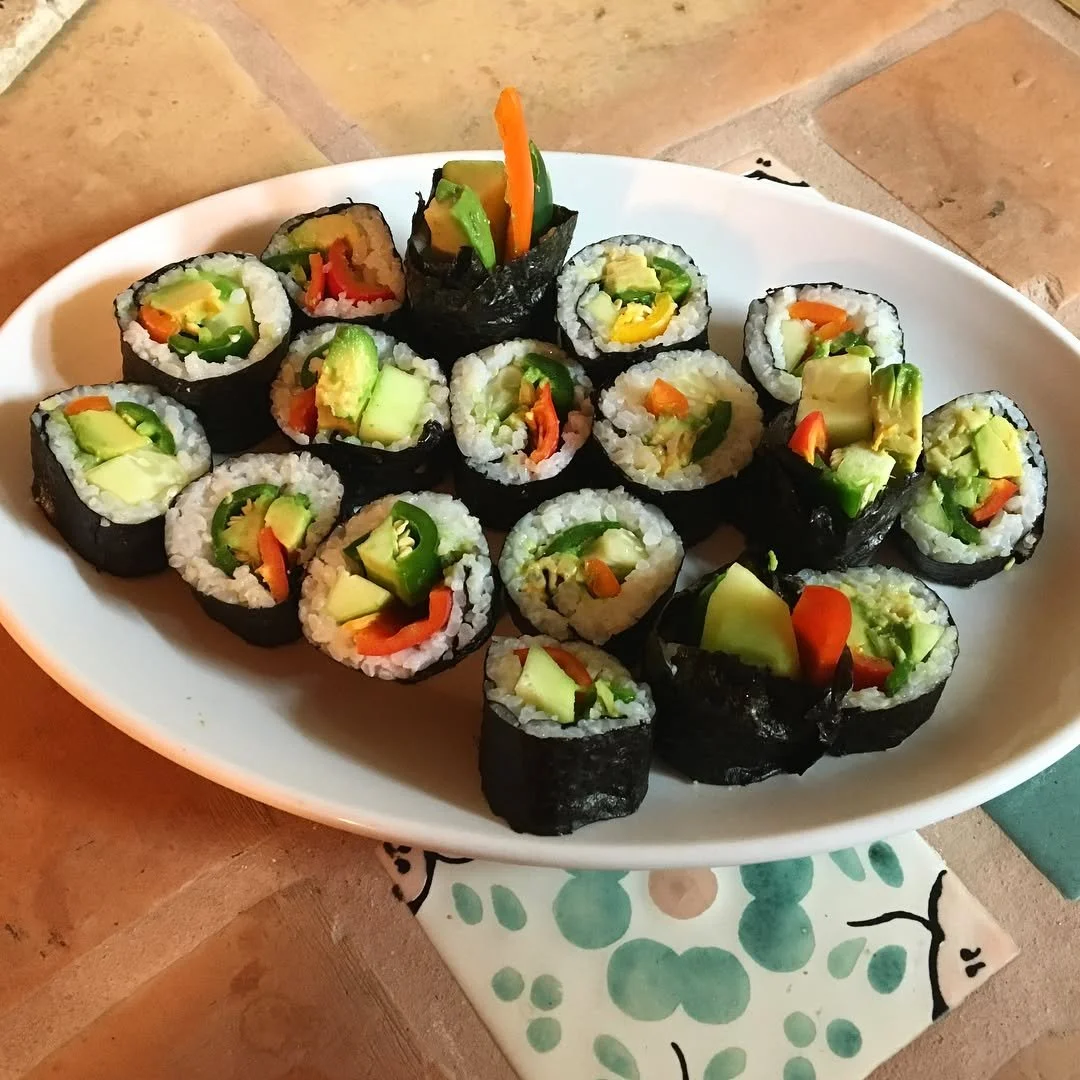 🌶🔻 How can ya not put peppers in your #sushi? Of all the ways I&rsquo;ve made #veggiesushi... (like adding tofu, veganaise, this &amp; that...) This is my beloved way, just jalapeños, sweet peppers, avocado, &amp; cucumber. Maybe sprinkle a little