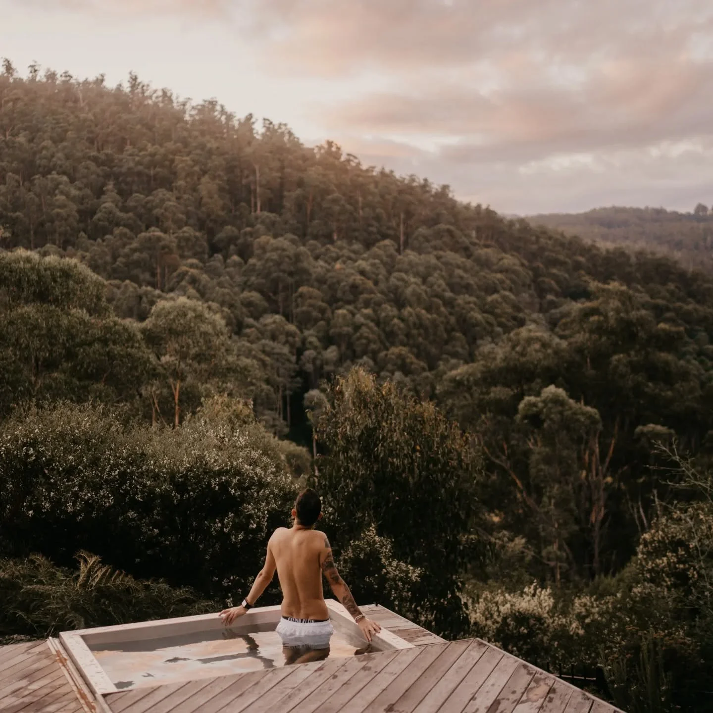 Room service&hellip; or slow mornings together, soaking in a mineral spa with mountain views? 

📍 Orchard Nest Tasmania
📷 @mricadventure &quot;The Ancient Secret to Relaxation 🌿🛁&quot;