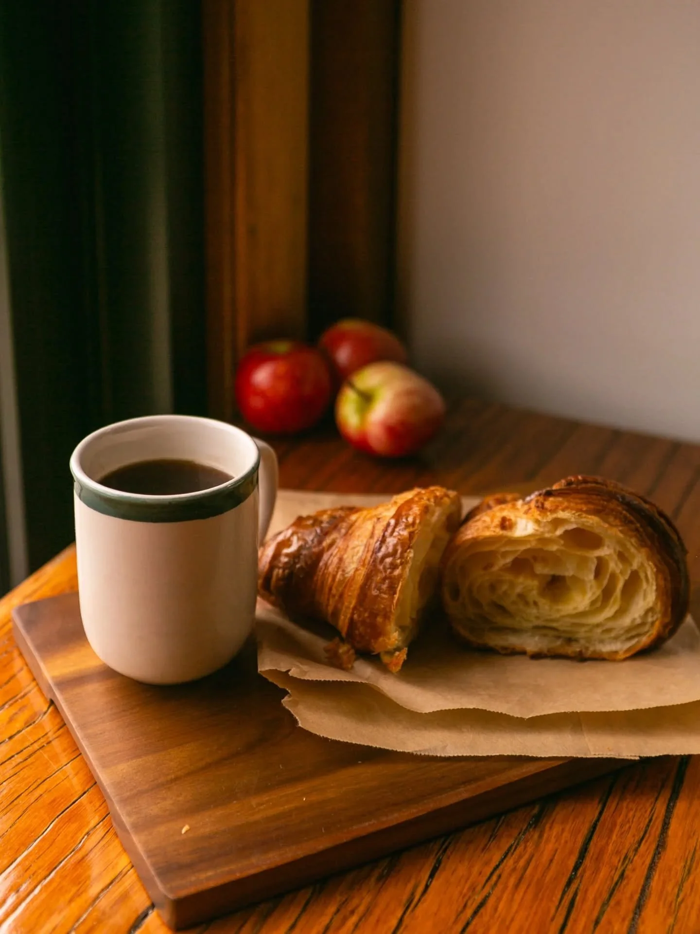🎶 &quot;Raindrops on roses and whiskers on kittens..&quot; 🎶

 The most perfect rainy day to be indoors, enjoying treats and the sound of raindrops on the roof 🌧️

📷 @luxecreativebyjen 

#orchardsnest #tasmania #staytas #travelguide #traveltasman