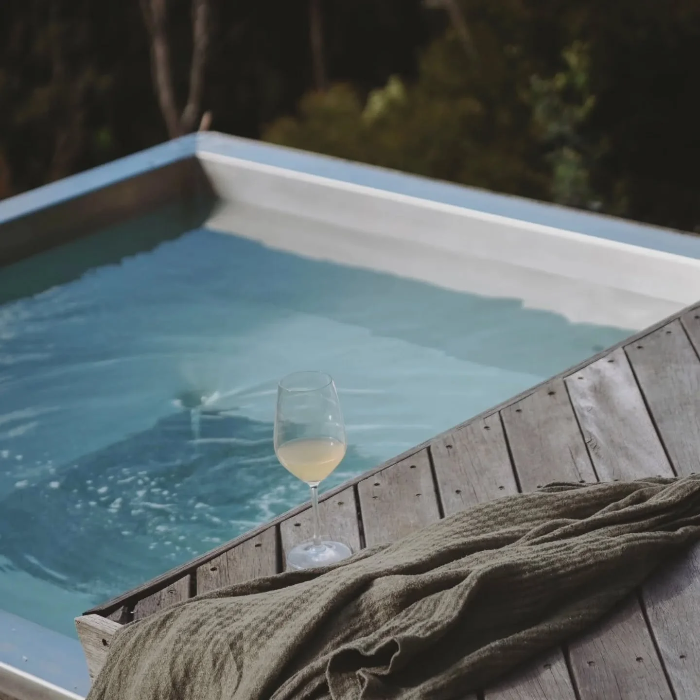 Top 5 Huon Valley Cider Boutiques 🍎 (All near Orchards Nest Tasmania)

Willie Smith&rsquo;s Apple Shed @williesmithsappleshed &mdash; The region&rsquo;s iconic organic cidery, set inside a 1940s apple shed with tastings, hearty local food, and a cha