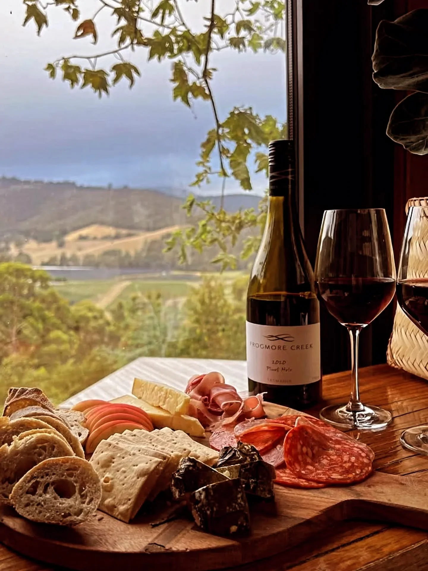 Sip &amp; Explore: 5 Huon Valley Wineries 🍷✨

🍷@katehillwines - Small-batch wines in a restored apple shed. Pinot Noir + Riesling perfection.

🍷 @homehillwines - Award-winning Pinot Noir + vineyard dining in Ranelagh.

🍷 @twobudspur - Sustainable