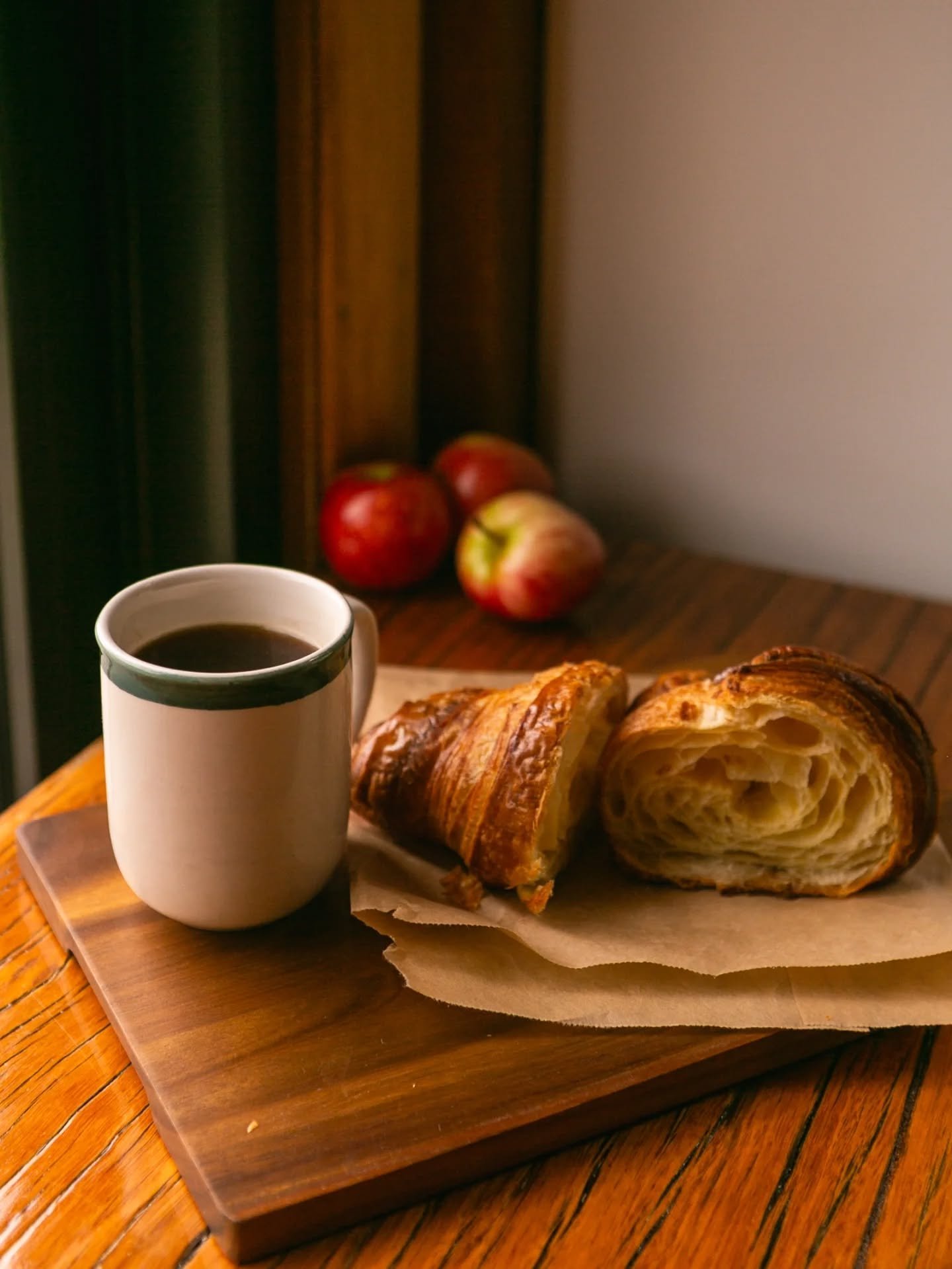 🎶 "Raindrops on roses and whiskers on kittens.." 🎶

 The most perfect rainy day to be indoors, enjoying treats and the sound of raindrops on the roof 🌧️

📷 @luxecreativebyjen 

#orchardsnest #tasmania #staytas #travelguide #traveltasman
