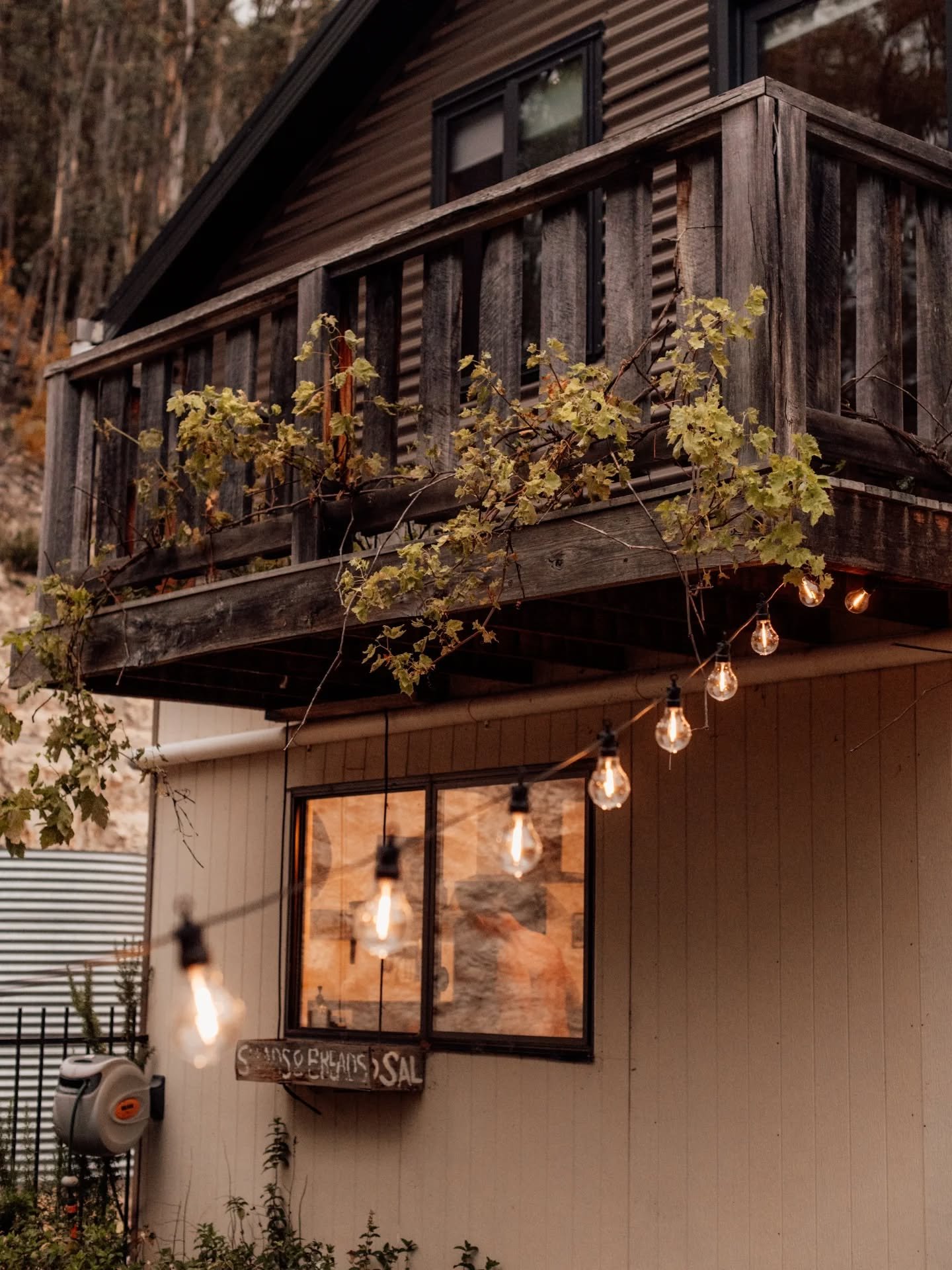 These warm autumn evenings have been perfect for evening campfires, hot tub soaks and baking freshly harvested apples into an apple pie! 🍎 🥧 

📷 @saskia.kphotography 

#OrchardsNestTasmania #tasmania #theoffseasontasmania