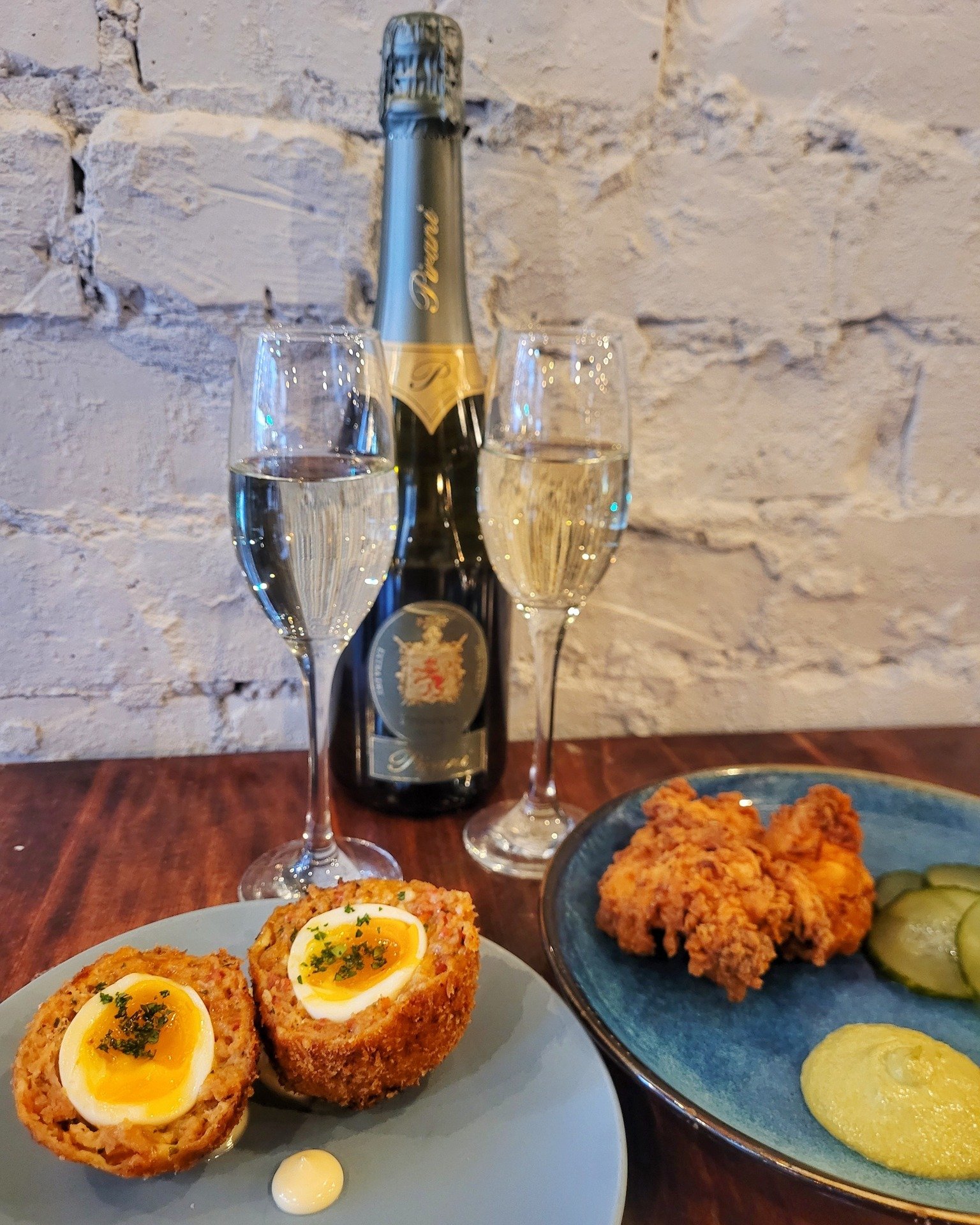 It is Saturday tomorrow, no plans yet? Why not book a table for Bottomless Brunch here at 176?
We offer and exceptionally high quality bottomless brunch at the most affordable price you will find in town.
2 dishes and unlimited drinks for &pound;27.5