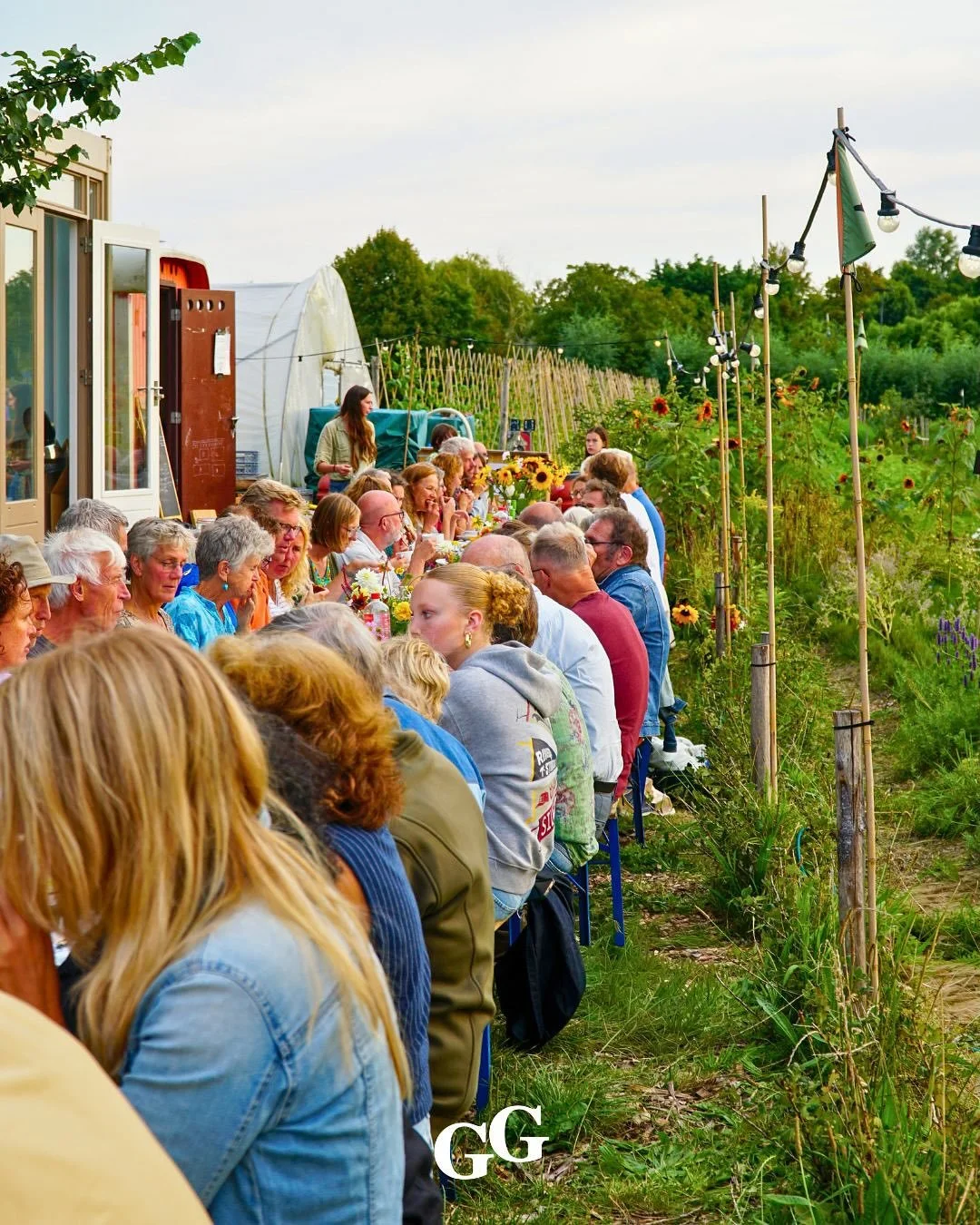 Throwback Tuesday 
Op deze druilerige, grijze winterdag kijken we graag terug naar een mooi event afgelopen seizoen. Een zwoele avond begin september, lange tafels, goed eten en fijne gesprekken. Wat een feest was het om samen het seizoen te vieren: 