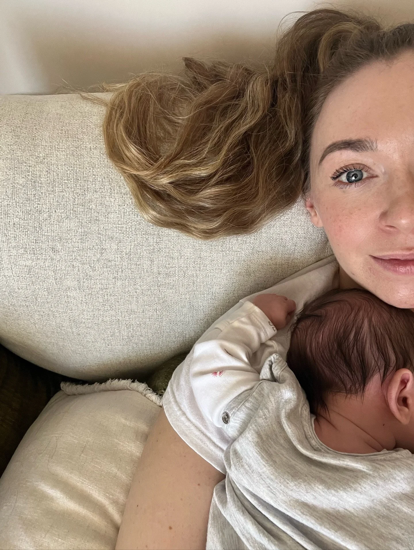 Doula life lately βοΈπ
1. Doula-ing for a friend, which means baby snuggs 
2. Testing new recipes….for a new project π€
3. Quick break in nature π² 
4. Small business awards certificate excitement π₯³
5. Lots of @elletens going out to mums π€°πΌ