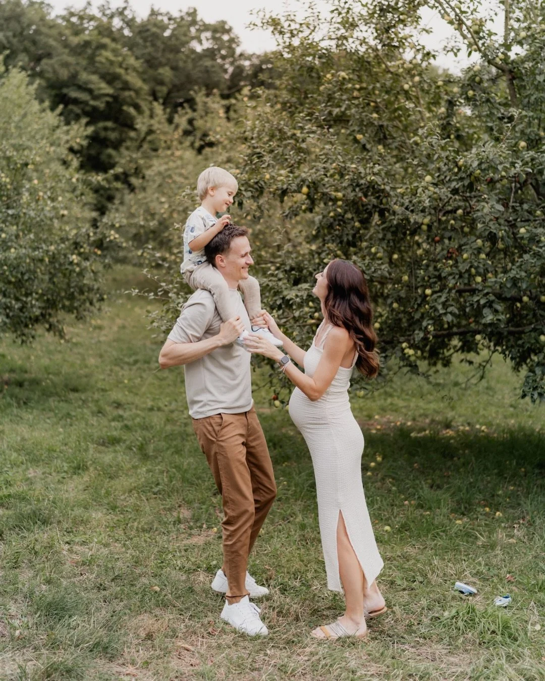 Ahoj &uacute;nore. Vzpom&iacute;n&aacute;m na ty dny zalit&yacute; sluncem.
A poděl&iacute;m se o fotečky, ze kter&yacute;ch je c&iacute;tit konec l&eacute;ta, upř&iacute;mn&aacute; radost a oček&aacute;v&aacute;n&iacute; 🥰&hearts;️.
Těhotensk&eacut