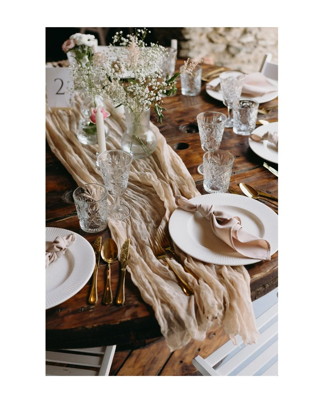 Svatba P&eacute;ti a Va&scaron;ka. Něco z př&iacute;prav. Je&scaron;tě než se začalo brečet, slavit, j&iacute;st a tancovat.
&hearts;️
 @statekunas 

Svatby miluju, ale nesm&iacute; jich b&yacute;t moc. Pak nest&iacute;h&aacute;m ostatn&iacute; pr&aa