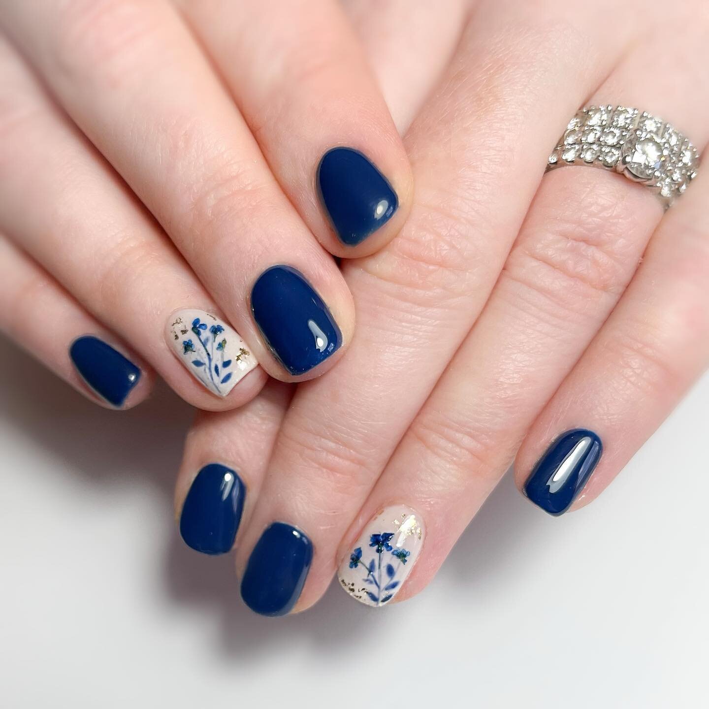 Elegant Navy nails with a kiss from nature! 💅 

Adorned with real dried flowers and hand-painted leaves for a touch of botanical bliss. 

Swipe for a closer look! 👀 

#NailArt #DriedFlowers #handpaintednailart #NavyNails  #NailInspiration  #ManiGoa