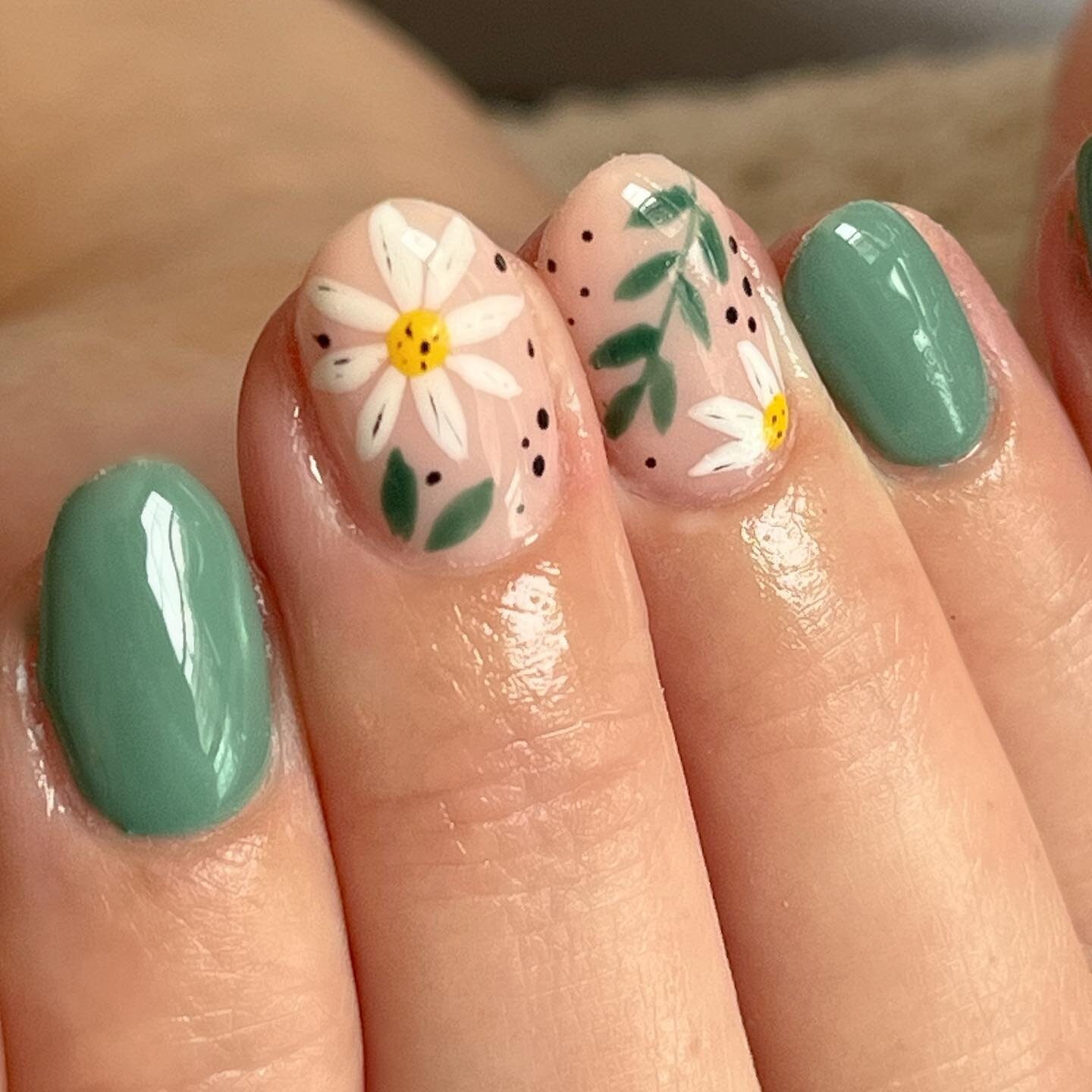 Handpainted daisies 

Using @brillbirduk 0 Long and white brush &amp; go 

#sagenails #thegelbottle #brillbird #nailsmanchester #cheadle #didsbury #cheshire #nailtech #nailart #floralnails