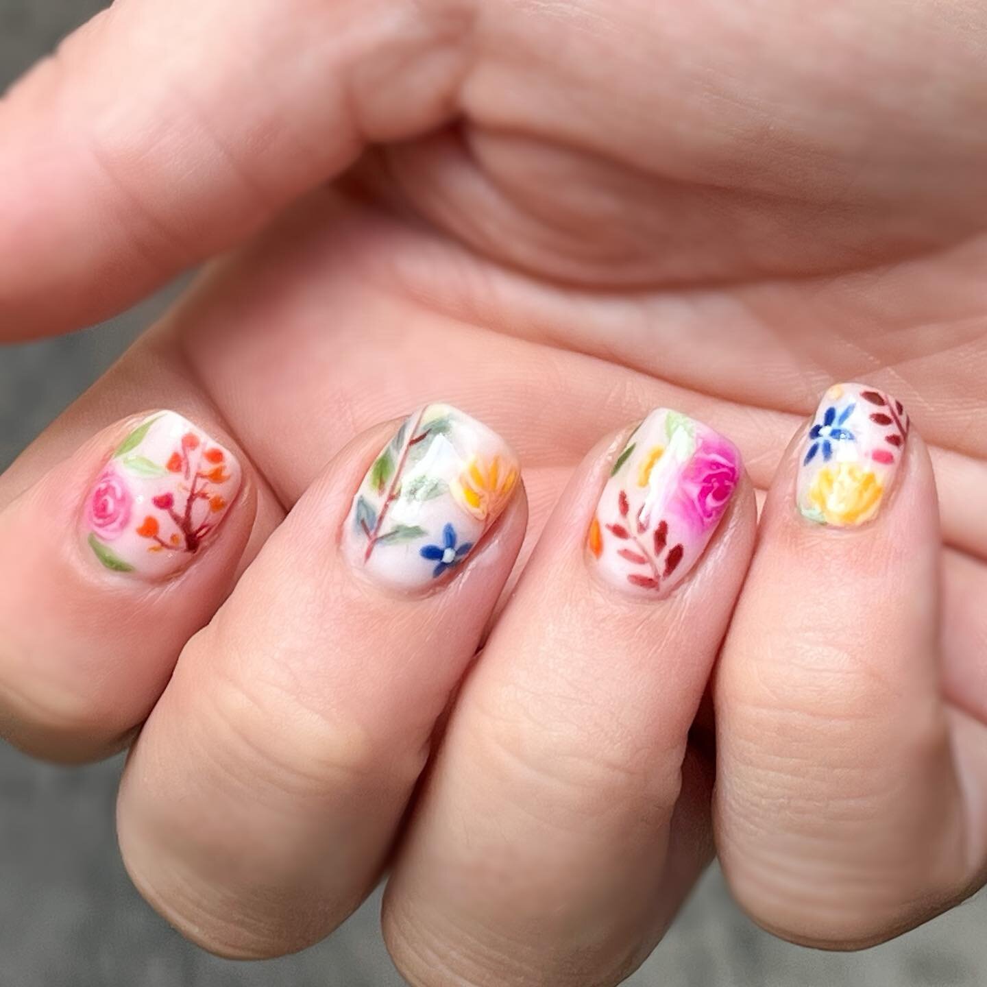 Mix &amp; match florals handpainted using 
@the_gelbottle_inc 
@brillbirduk nail art brushes 

Inspo @freshsetlancaster 

#nails #biab #floralnails #cheadle #didsbury #manchester #cheshire #nailart #nailartist  #nailstudio