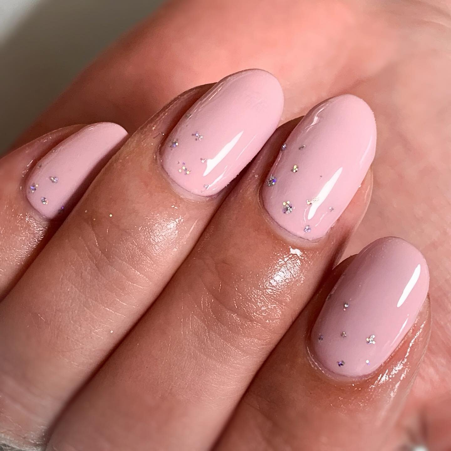 Dainty drops of sparkle to catch the last of the sun rays ✨☀️ 

#thegelbottle #prettynails #pinknails #glitternails #cheadle #didsbury #manchester #manchesternails #manchesternailtech