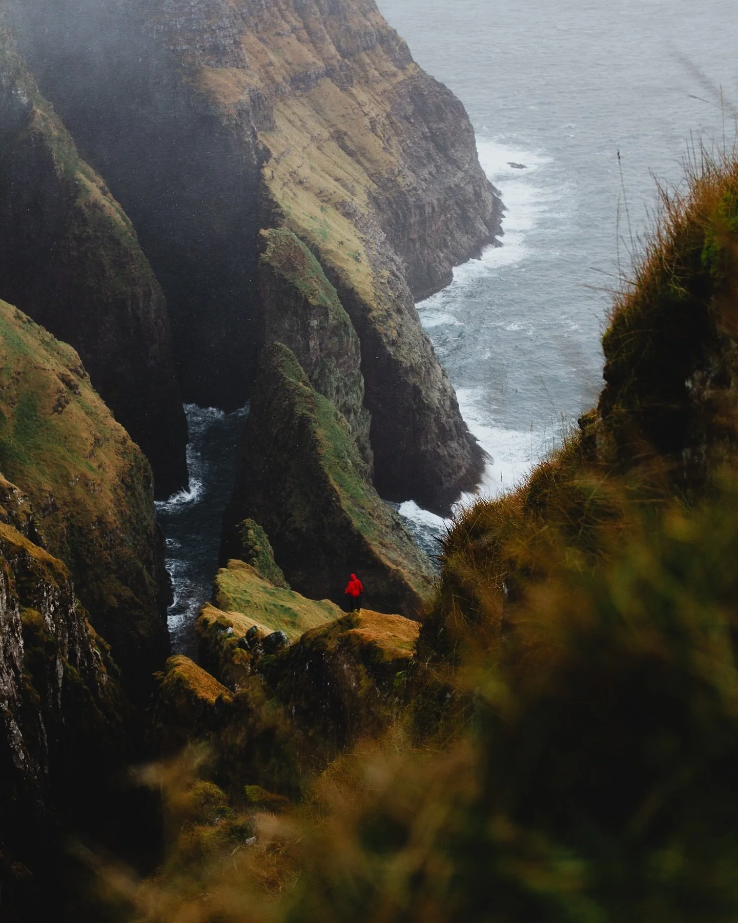 Even though autumn isn&rsquo;t my favorite season, I still look forward to the change it brings here in the Faroe Islands 🍂 

Watching the deep green landscapes slowly turn golden and rusty feels like seeing the islands in a completely new light and