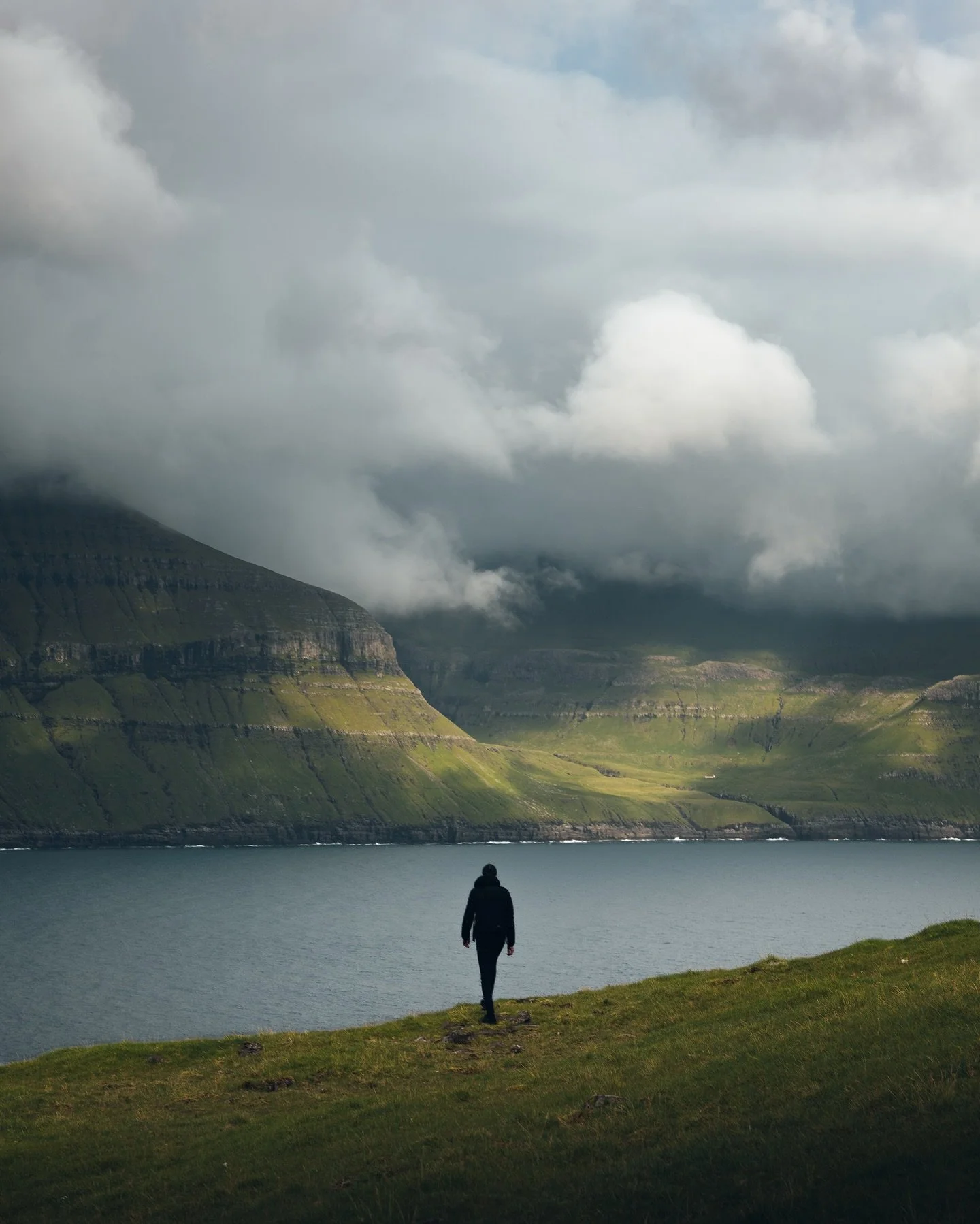 The darkness is slowly sneaking back into the Faroe Islands and soon I&rsquo;ll have to get used to staring into the pitch-black landscape once again 🌚🤷🏼&zwj;♀️

For now, I&rsquo;m soaking up every bit of daylight while it lasts 🌞🙏🏻

#faroeisla