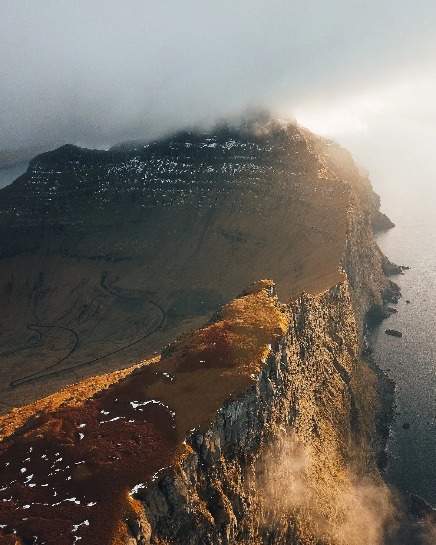 The grass is changing fast, and soon we&rsquo;ll have those burnt, reddish-brown tones that fit so perfectly with this dramatic landscape and wild weather 🌊 I&rsquo;m actually looking forward to it because I love to edit these colors🤩

What&rsquo;s