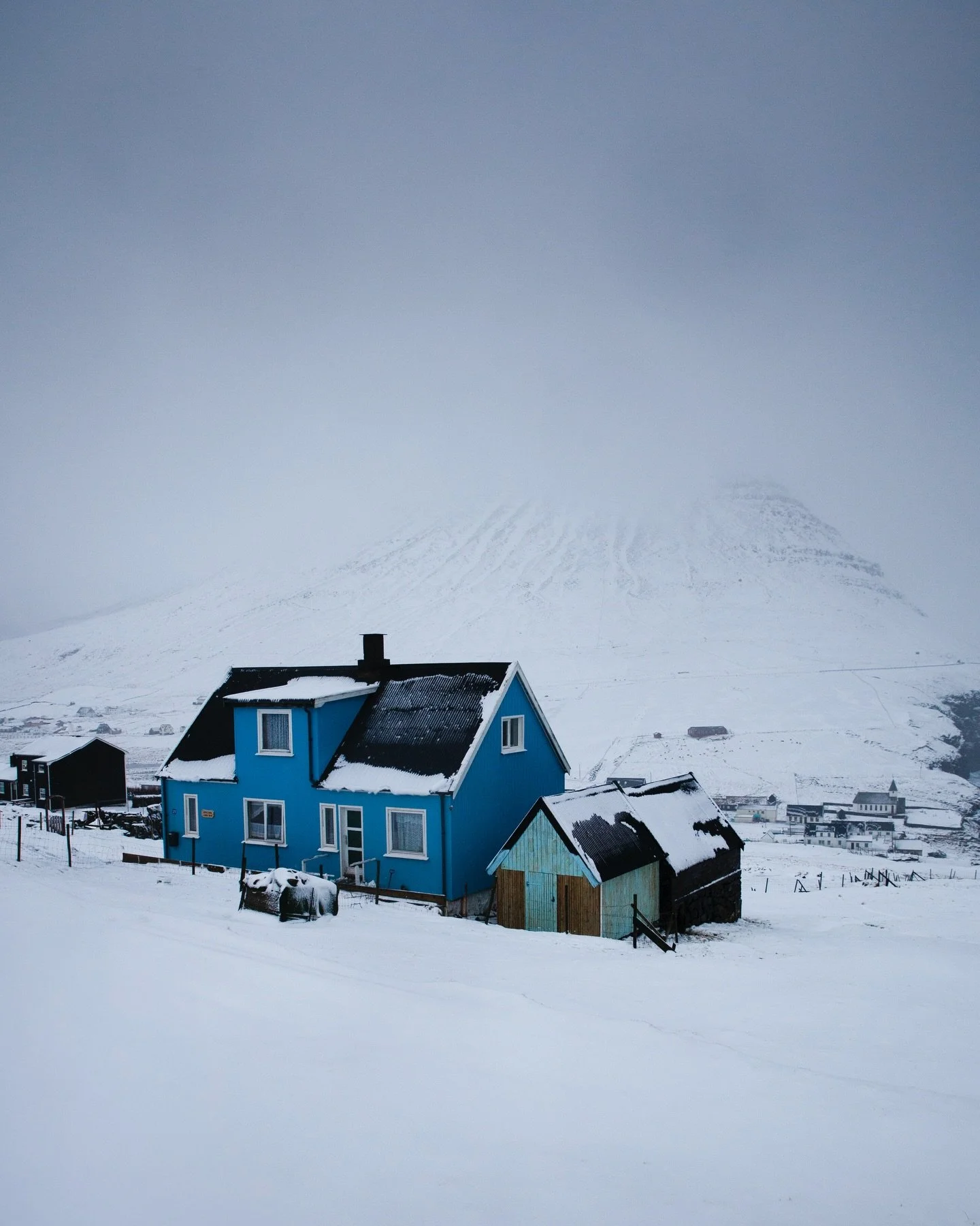 Winter doesn&rsquo;t want to leave and I&rsquo;m loving all the blue shades 🥶🩵❄️🌨️⛄️

Here in the northern most village Vi&eth;arei&eth;i they seem to agree&hellip;they even paint their houses blue 😂💙

#FaroeIslands #moodygrams #winter