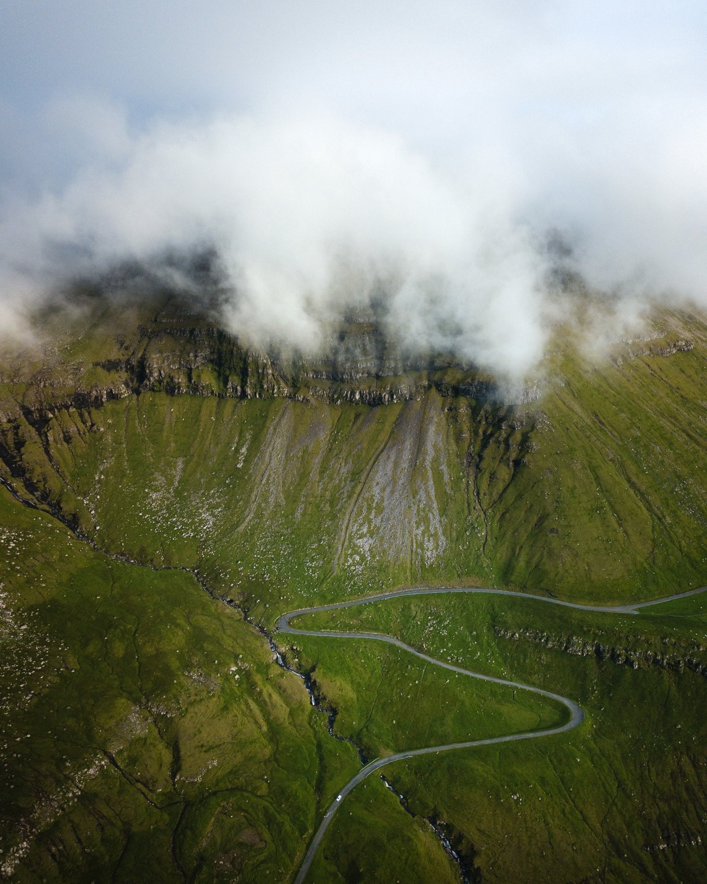 Where every turn feels unreal&hellip; and it only gets better 🤭

Welcome to the Faroe Islands 🇫🇴 Coming this year?

#faroeislands #roadtripviews #unrealplaces