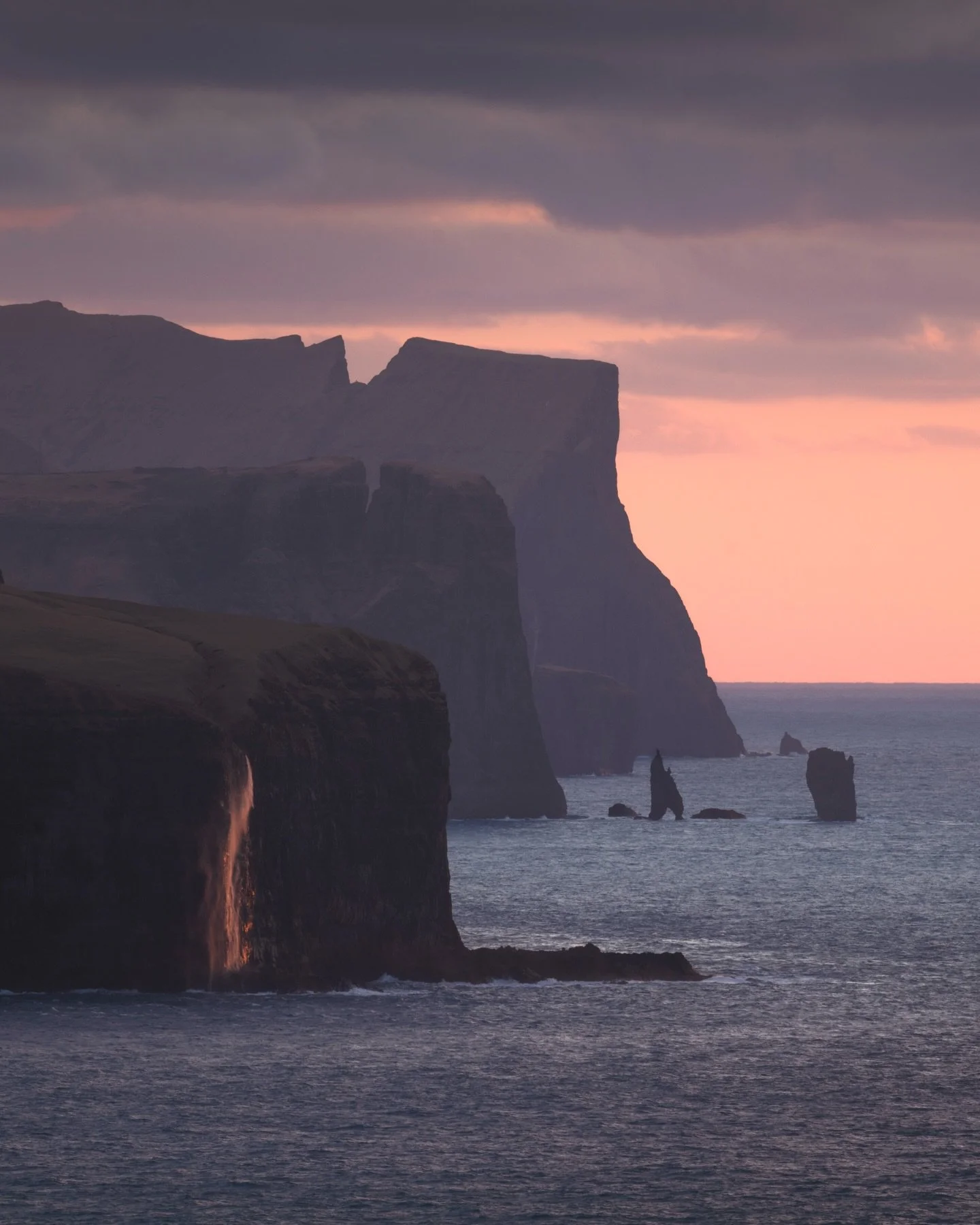 Most people leave before this moment&hellip;

but if you wait, the waterfall turns golden at sunset in Kalsoy 🌅 🔥

#faroeislands #landscapephotography #kalsoy