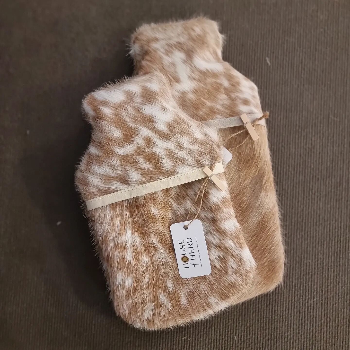 Here's the difference in size between our 2L and 1L hot water bottle covers.

Both come with a bottle inside, feature an easy opening, and will keep you warm nearly all night long! (thanks to cowhide being a naturally great insulator).

My order book