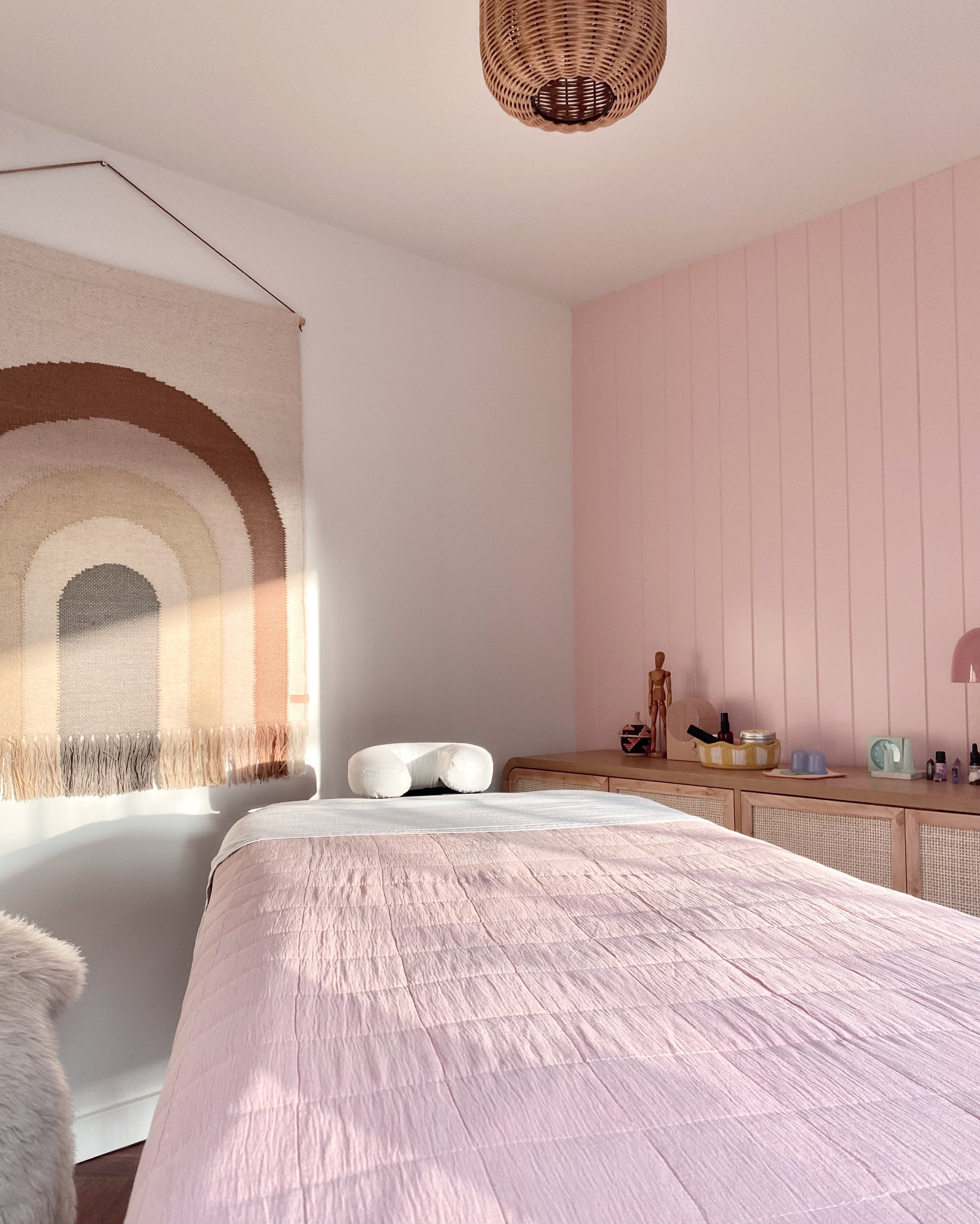 Five star review. Tranquil calm massage treatment room in Bushey Heath. Drift Holistic Massage in Bushey Heath for pregnancy and post natal massage, scar massage, manual lymphatic drainage therapy, natural facelift massage and holistic massage.