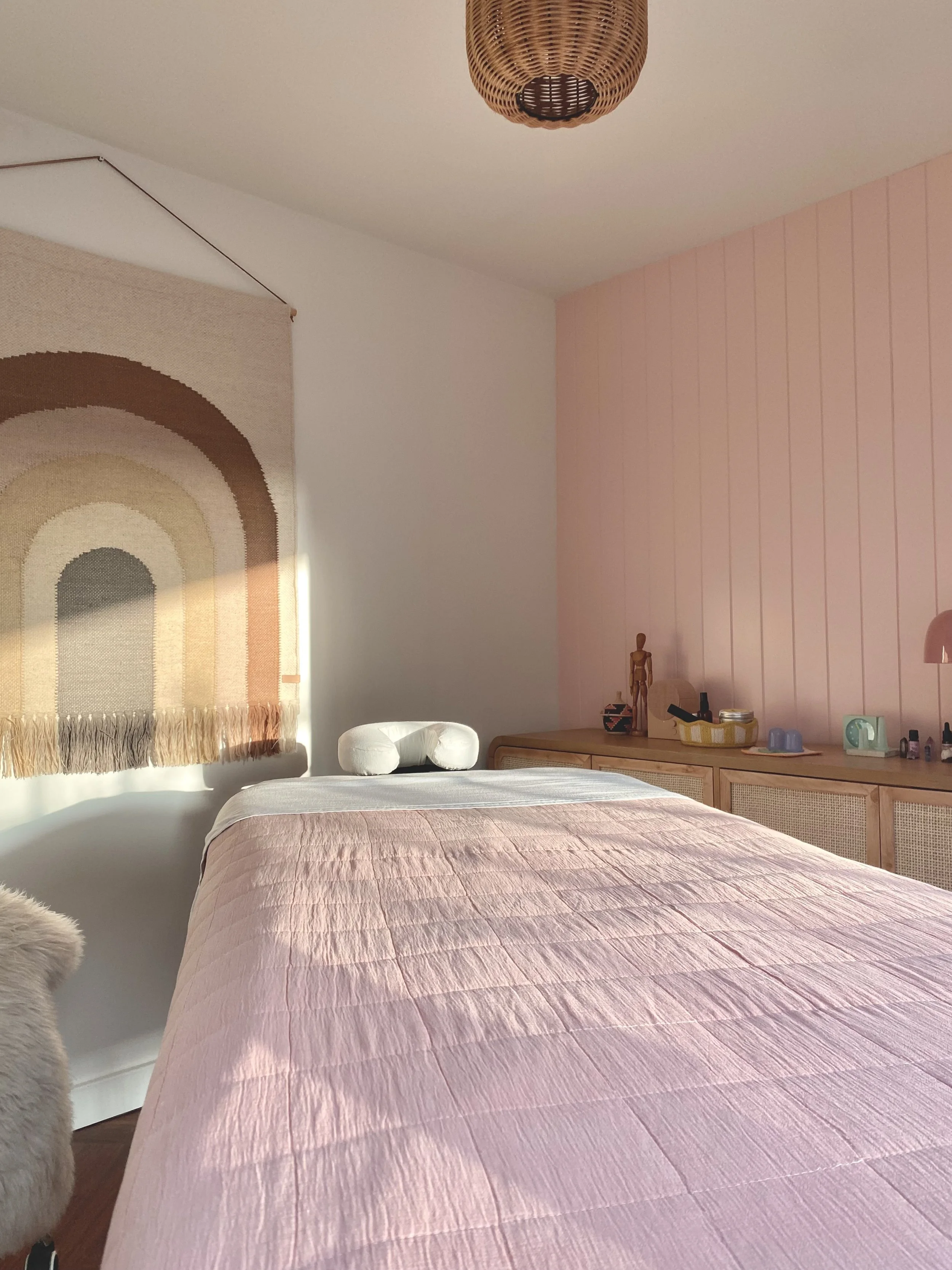 Calm holistic massage treatment room in Bushey Heath, Hertfordshire near to Stanmore, Borehamwood, Harrow, Pinner, Northwood and Watford. Massage therapy for pregnancy, lymphatic drainage, helping with back pain and shoulder tension. Five star review
