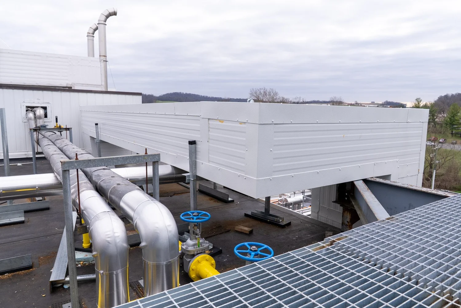Rooftop air unit with insulated piping, valves and steel grating